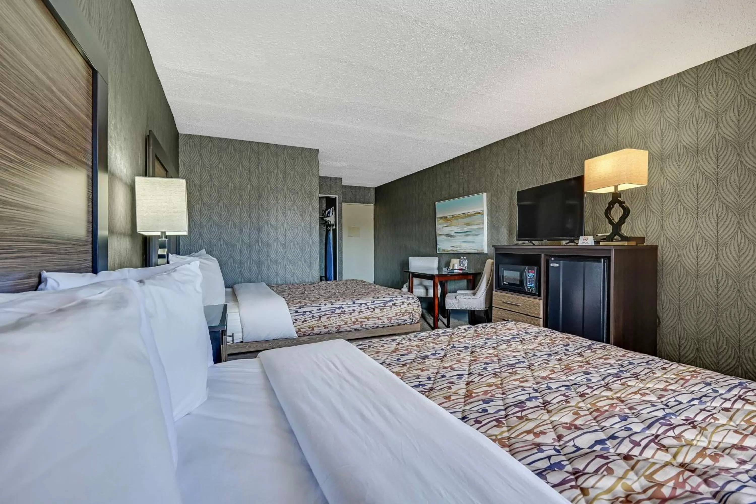 Photo of the whole room, Bed in Blue Creek Inn