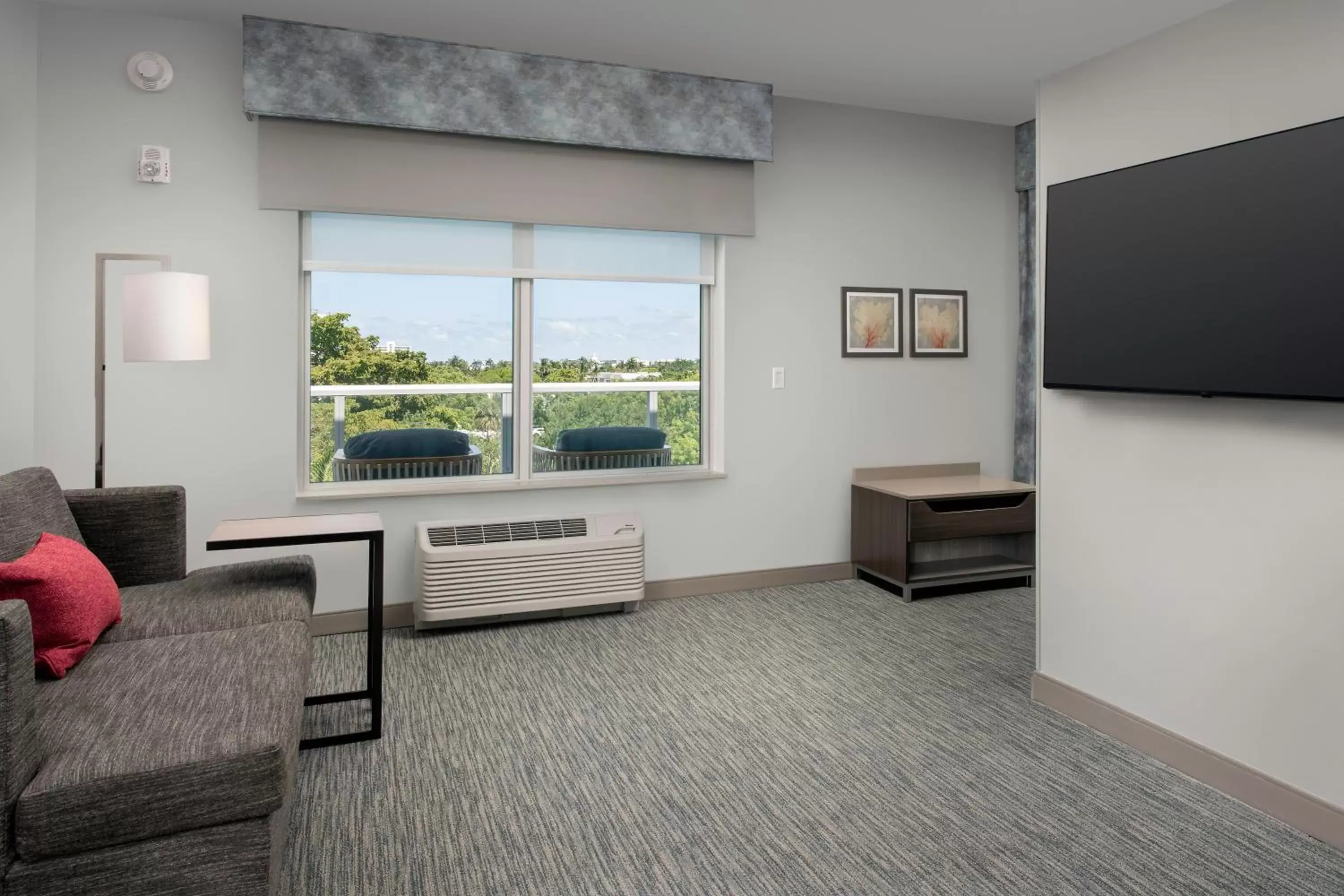 Seating area, TV/Entertainment Center in Hampton Inn Delray Beach