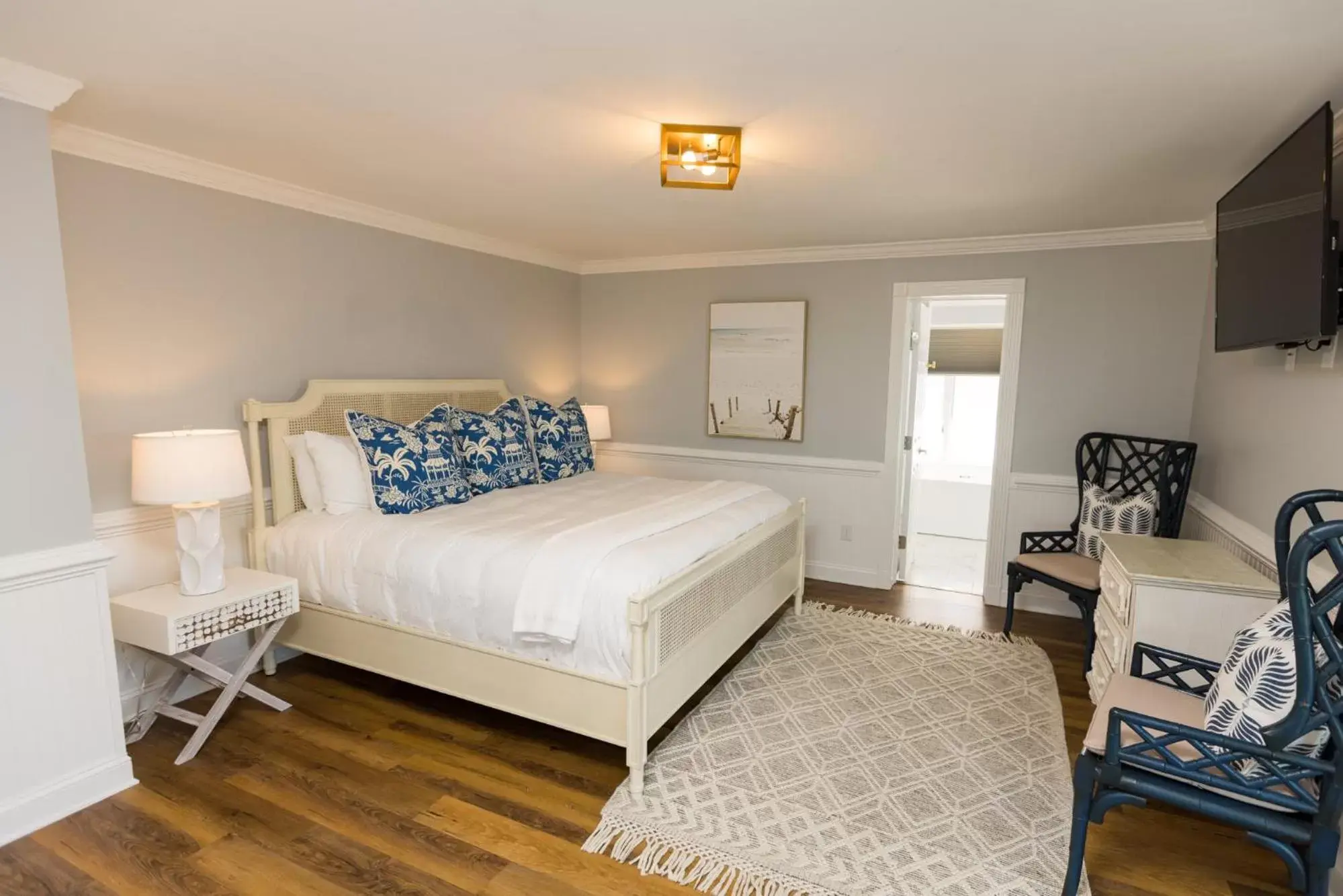 Photo of the whole room, Bed in The Burrus House Inn Waterfront Suites