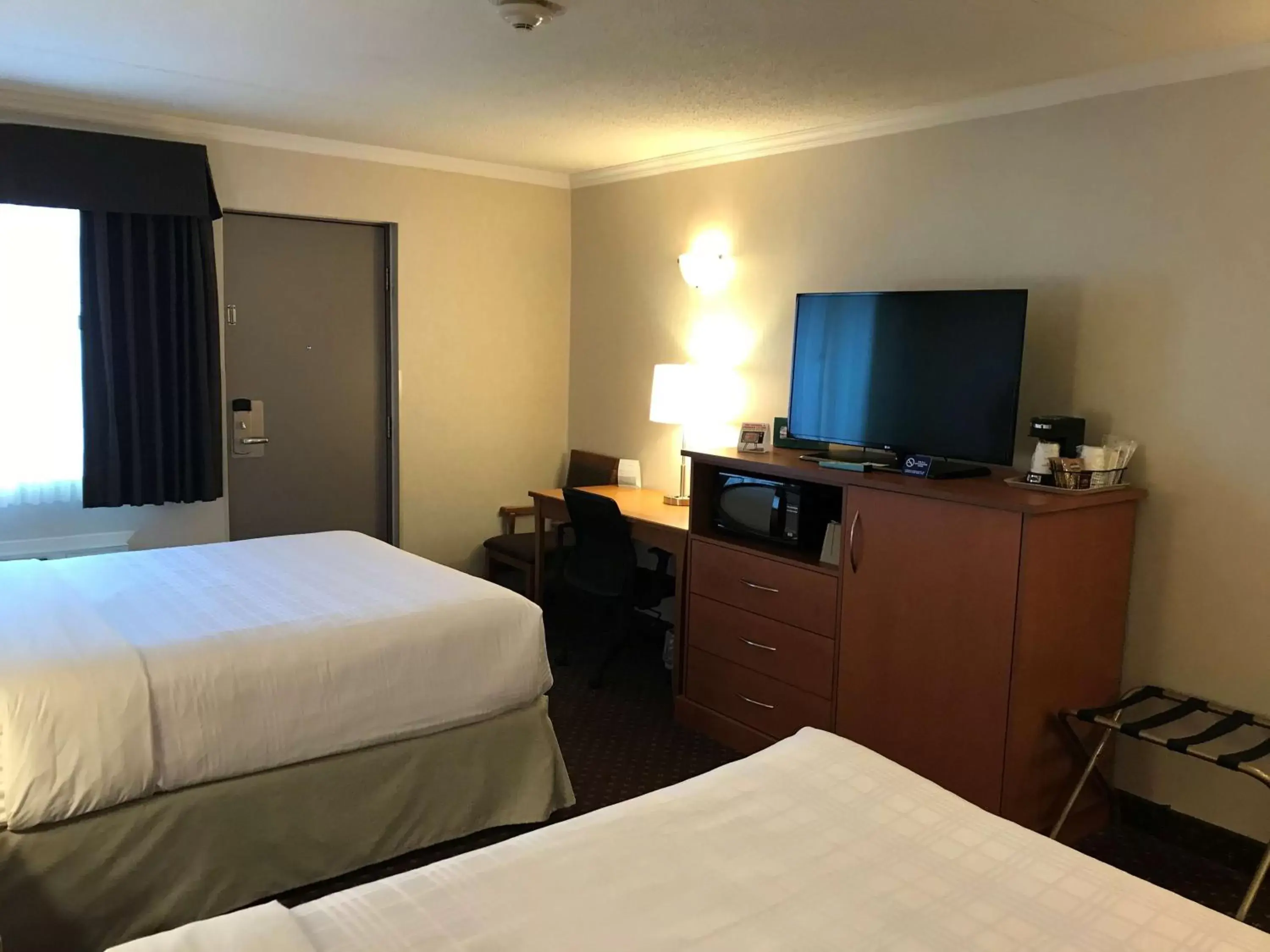 Photo of the whole room, Bed in Best Western Thunder Bay Crossroads