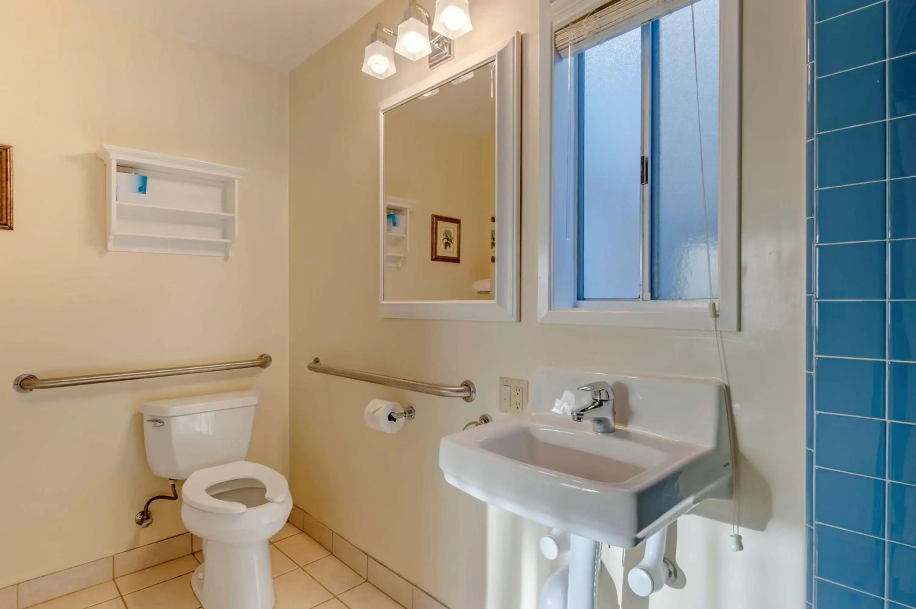 Bedroom, Bathroom in Best Western Plus Santa Barbara