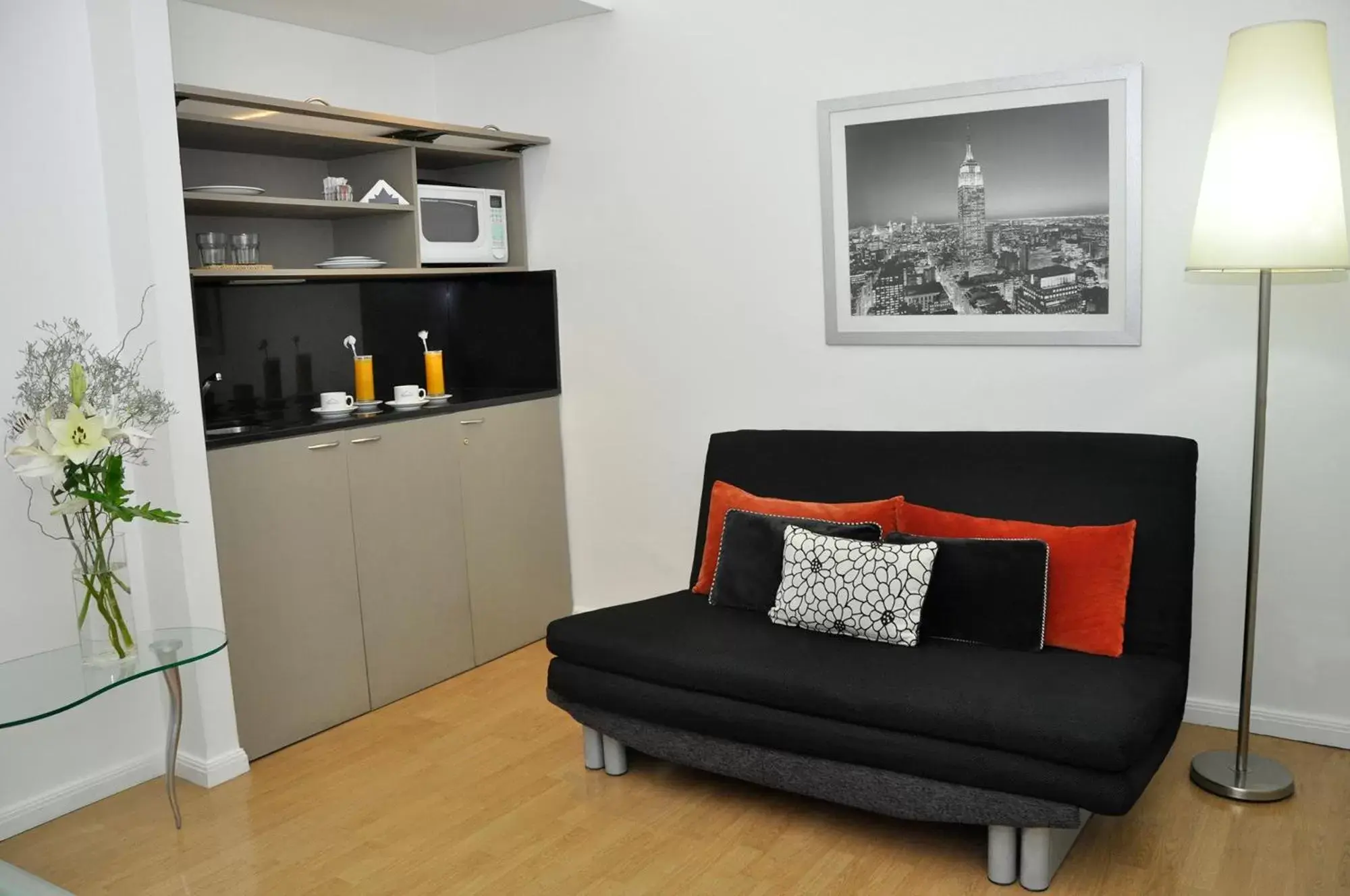 Kitchen or kitchenette, Seating Area in Broadway Hotel & Suites