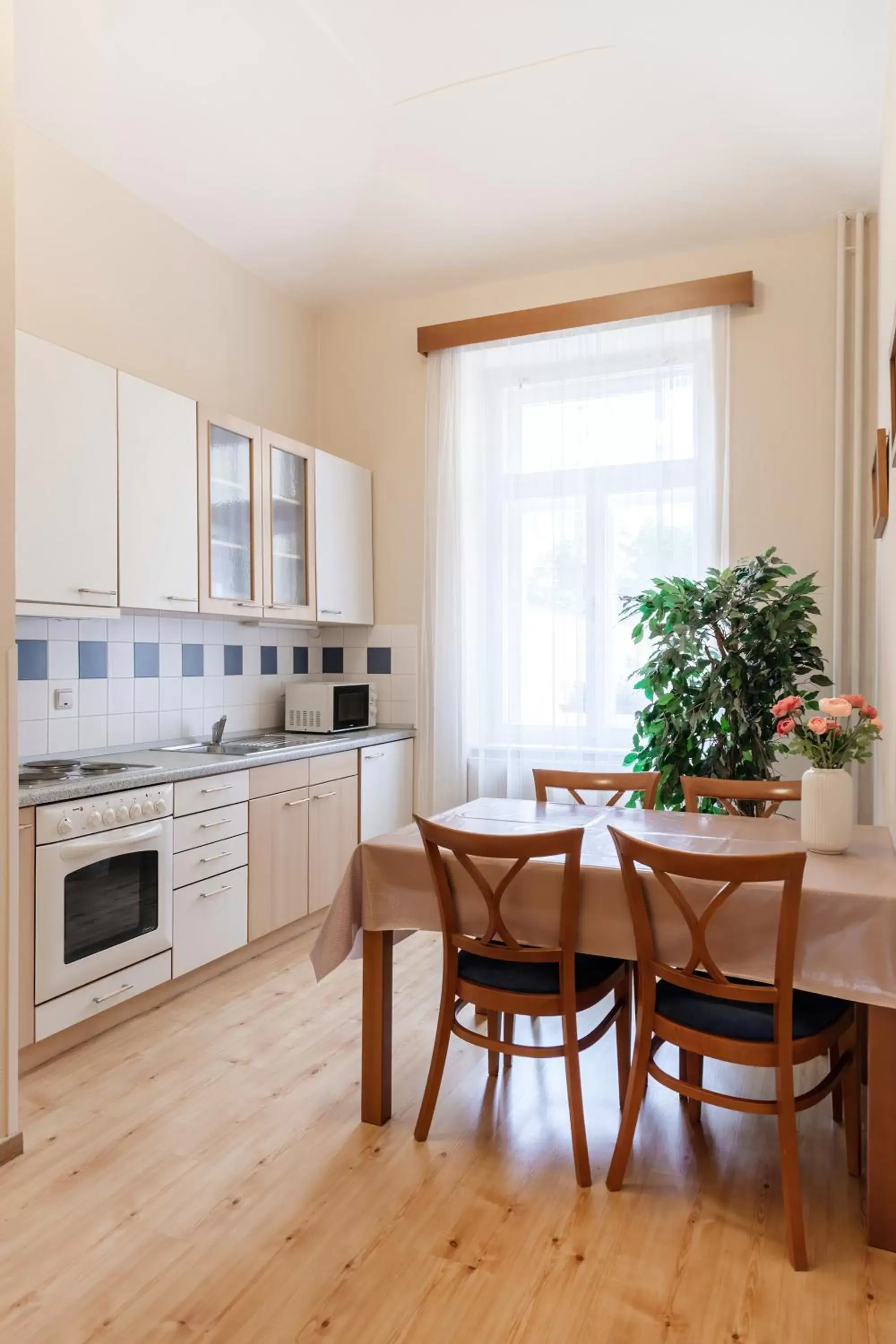 Dining area, Kitchen/Kitchenette in Hotel Orion