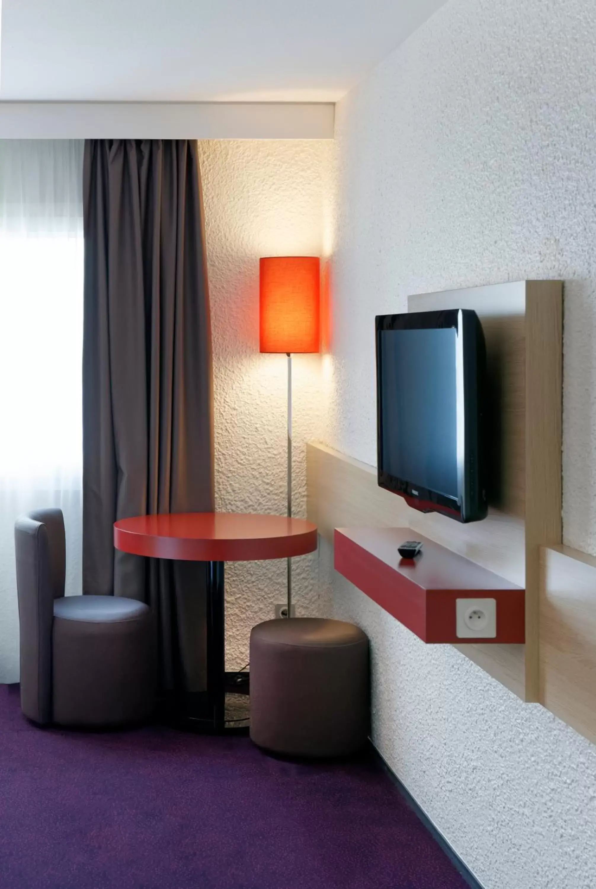 Bedroom, TV/Entertainment Center in ibis Styles Chalon sur Saône