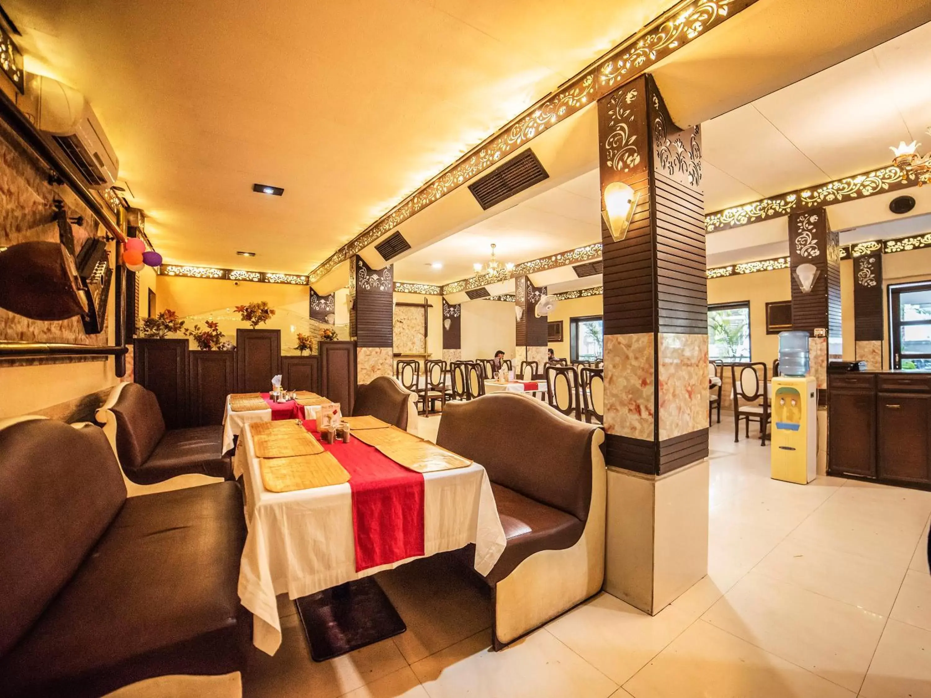 Restaurant/places to eat in FabHotel Santoor Geeta Bhawan Square Restaurant/places to eat in FabHotel Santoor Geeta Bhawan Square
