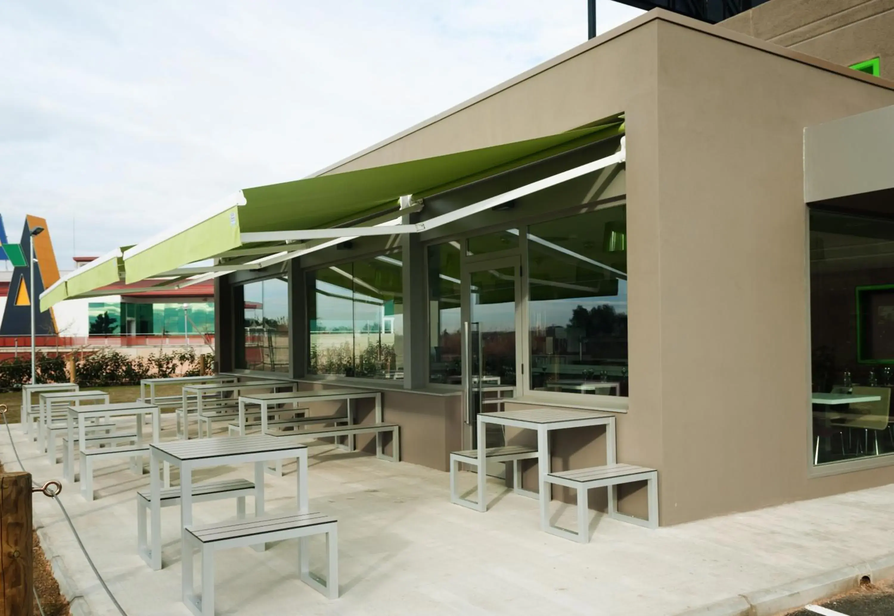 Balcony/Terrace, Restaurant/Places to Eat in ibis Styles Lleida Torrefarrera