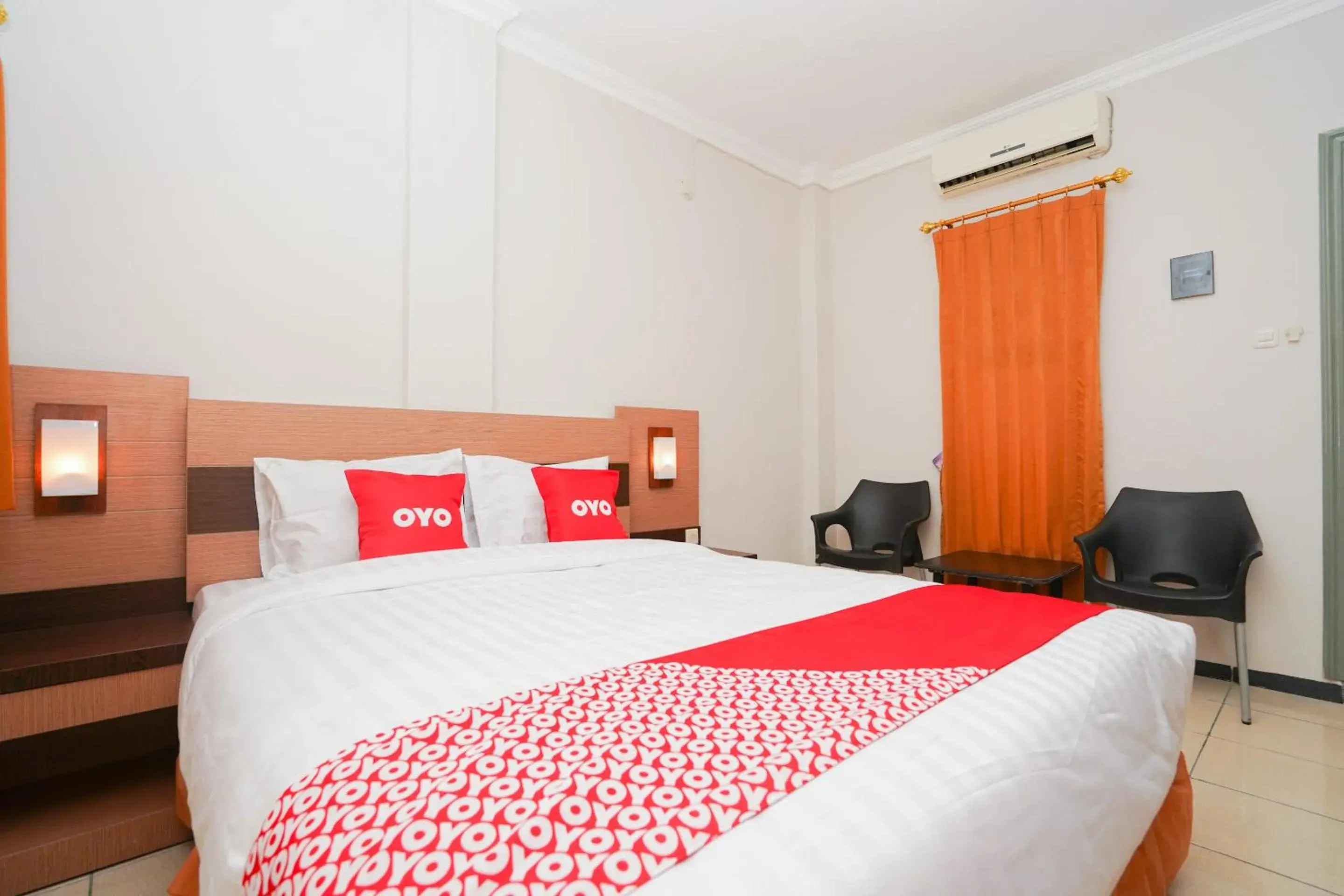 Photo of the whole room, Bed in Super OYO 2075 Graha Marina