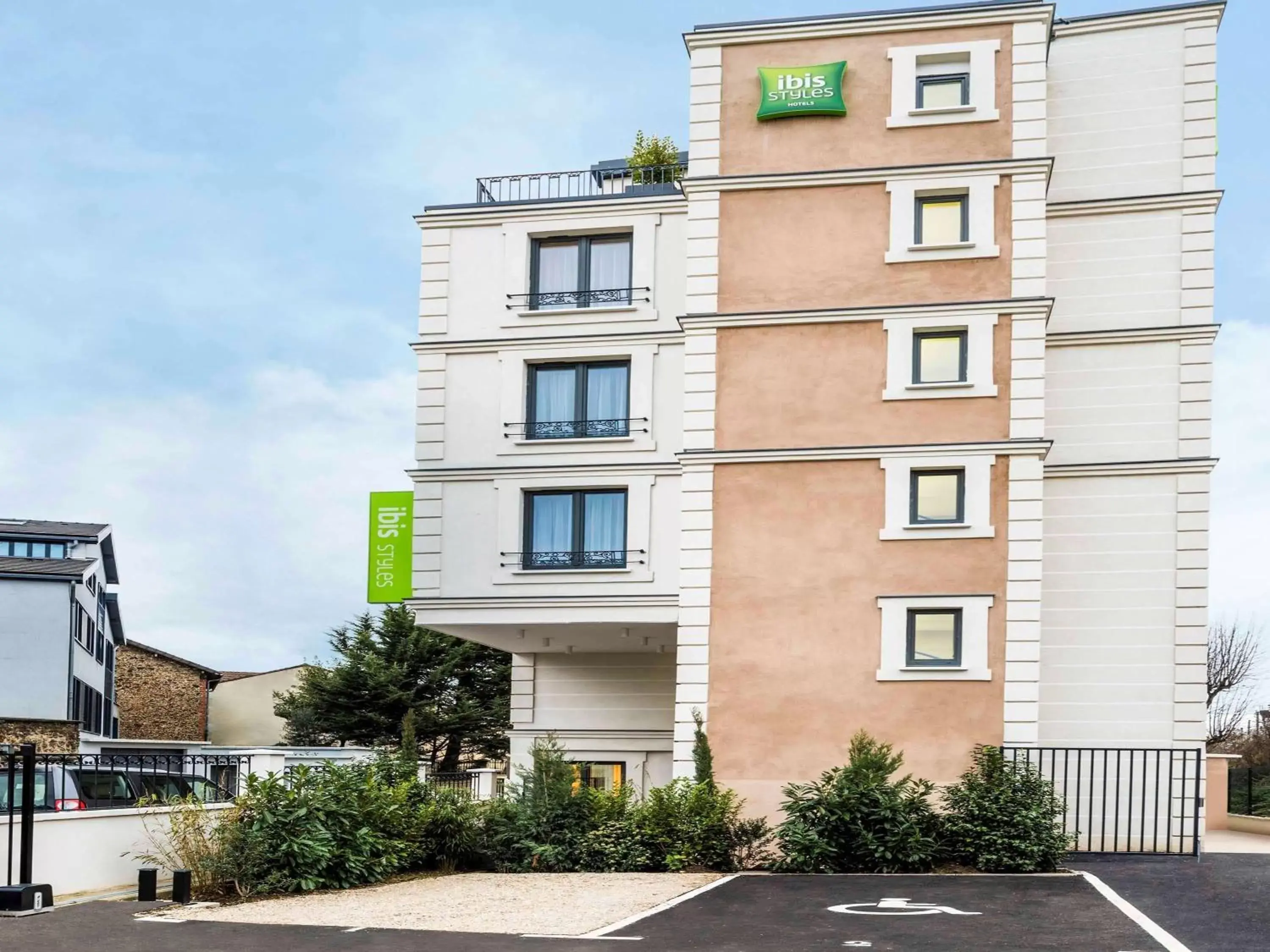 Property building in ibis Styles Clamart Gare Grand Paris Property building in ibis Styles Clamart Gare Grand Paris