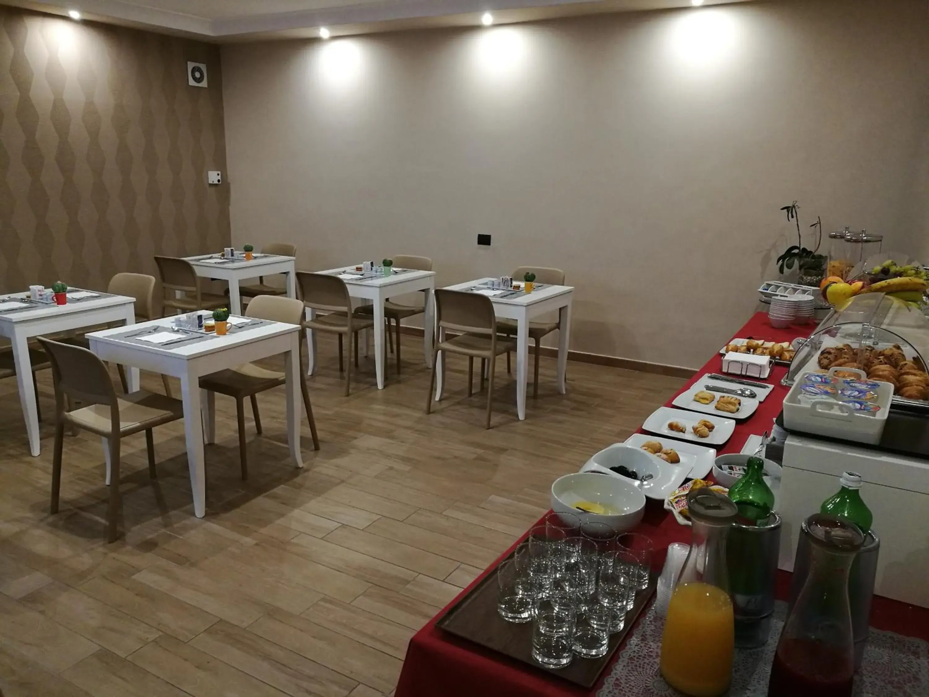 Area and facilities, Restaurant/Places to Eat in Hotel Bruman