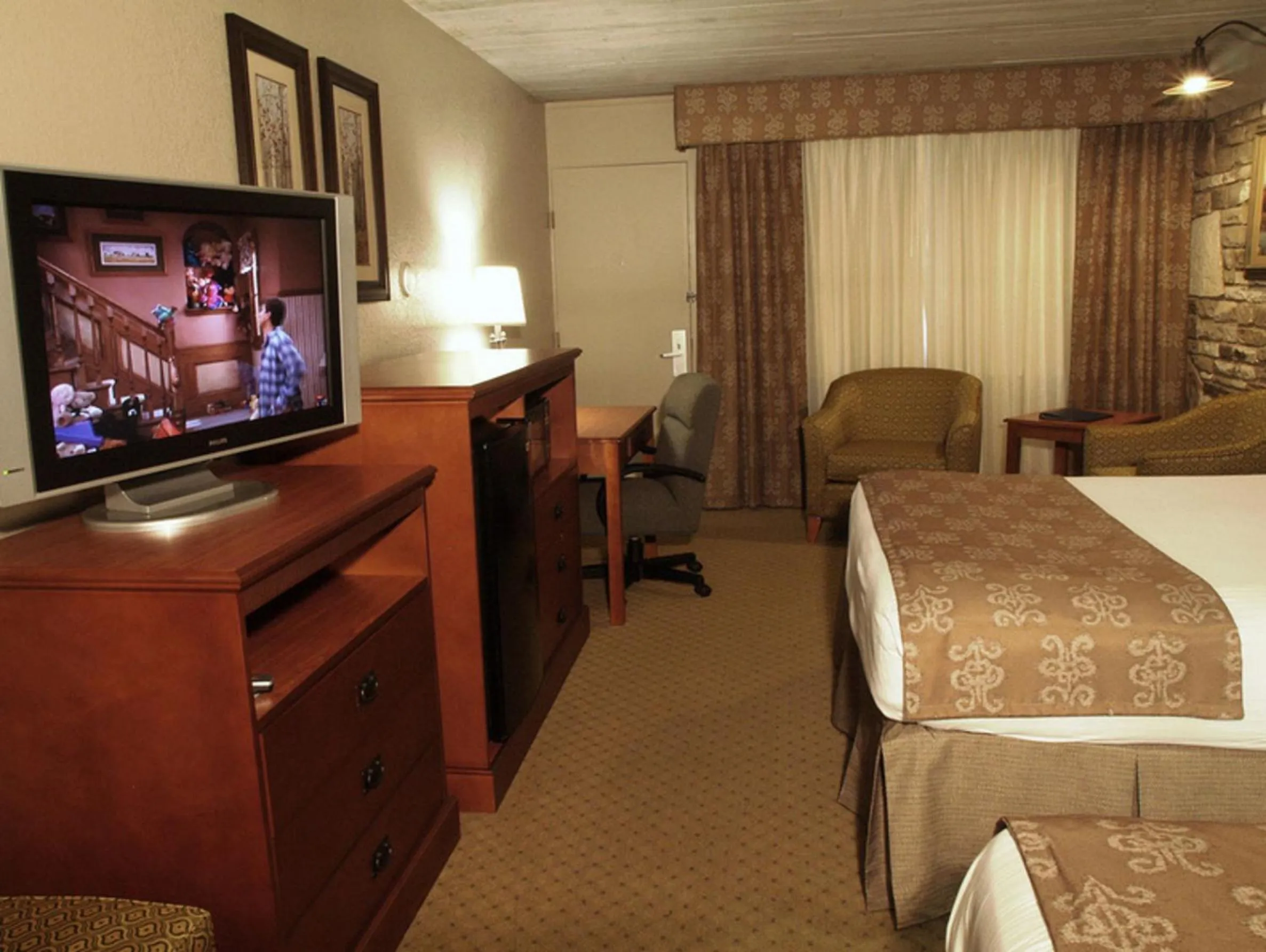 Bed in Inn of the Hills Hotel and Conference Center