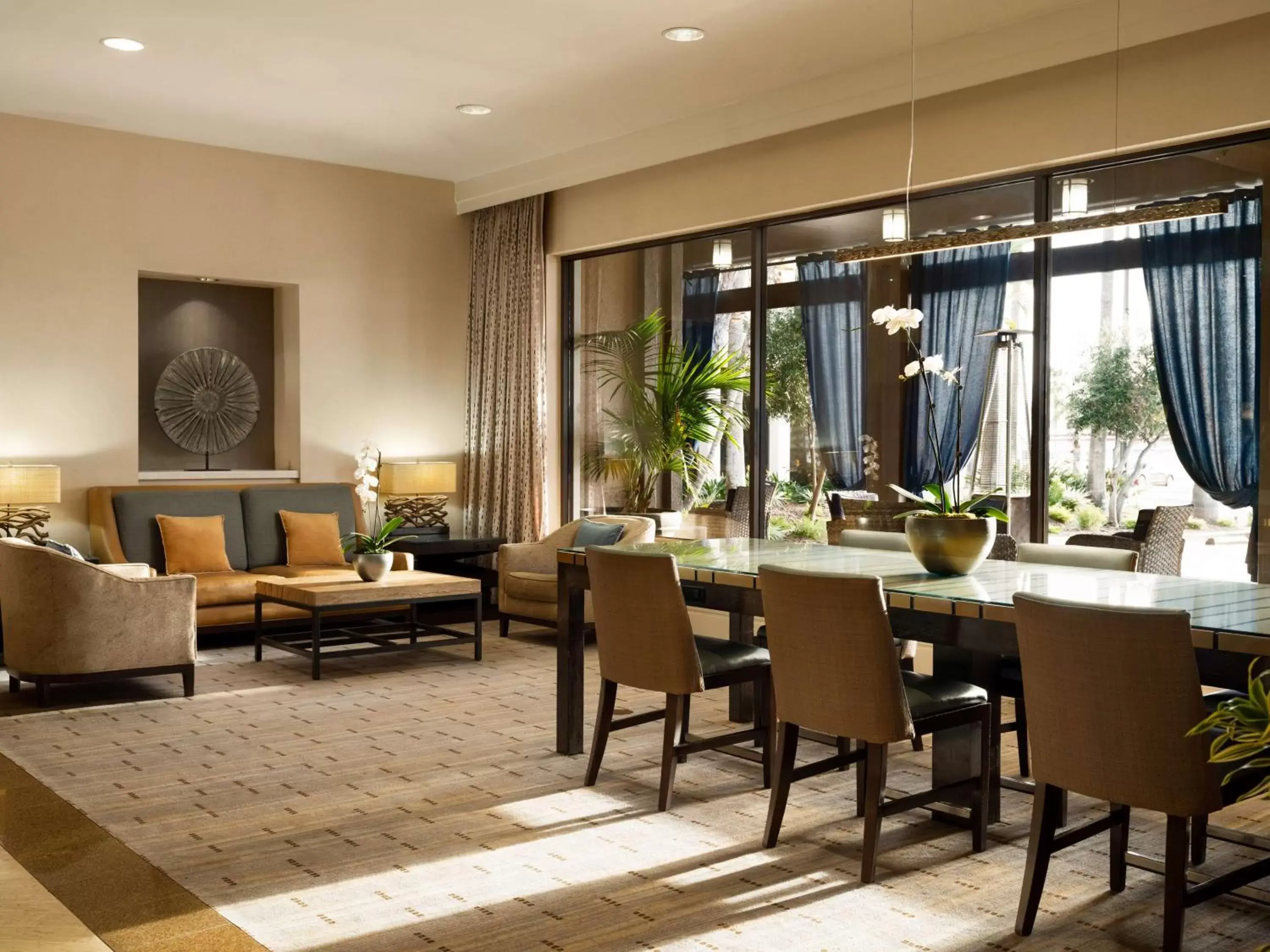 Lobby or reception in Sonesta Redondo Beach and Marina