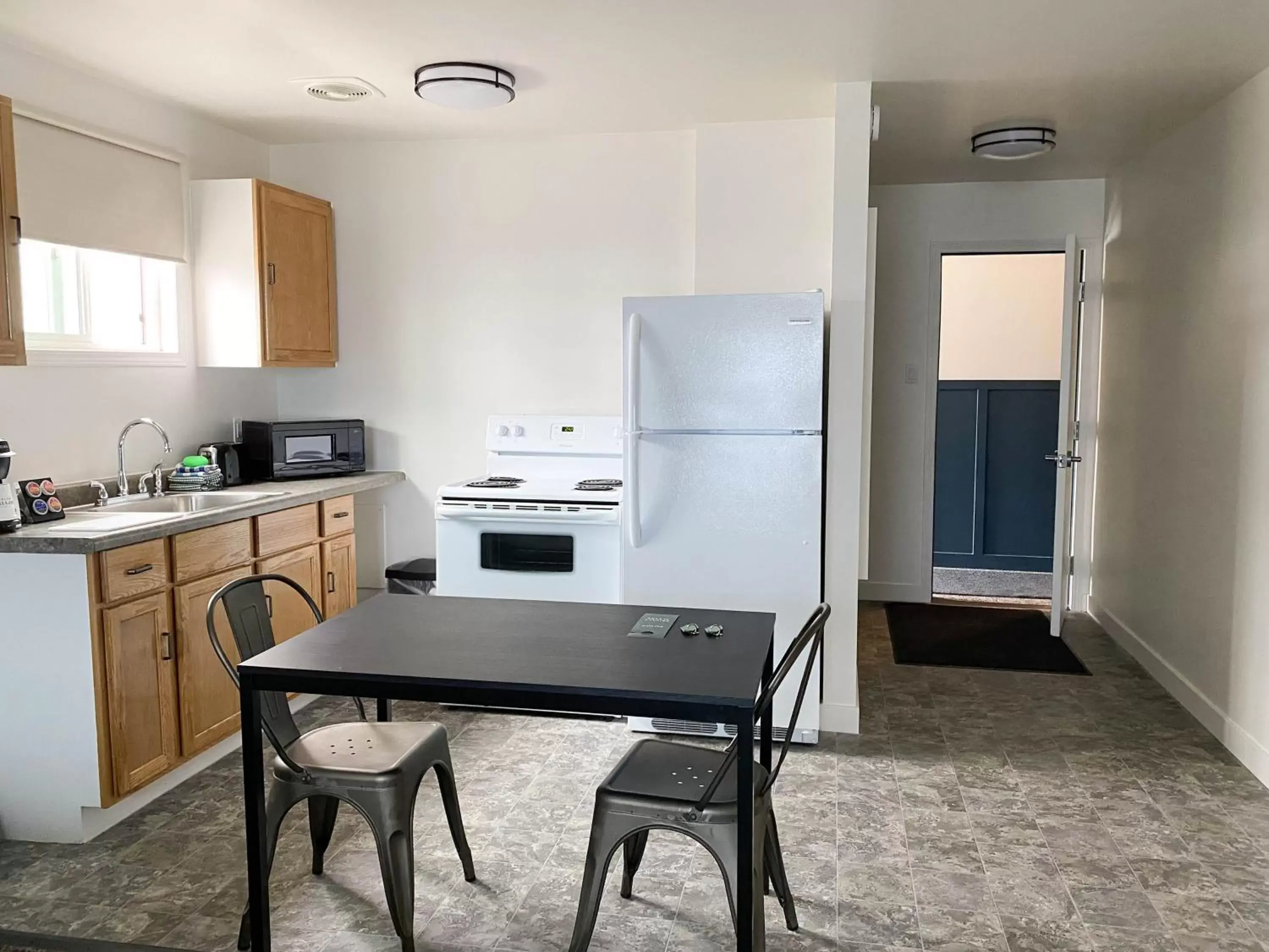 Kitchen/Kitchenette in The Bayview Motel