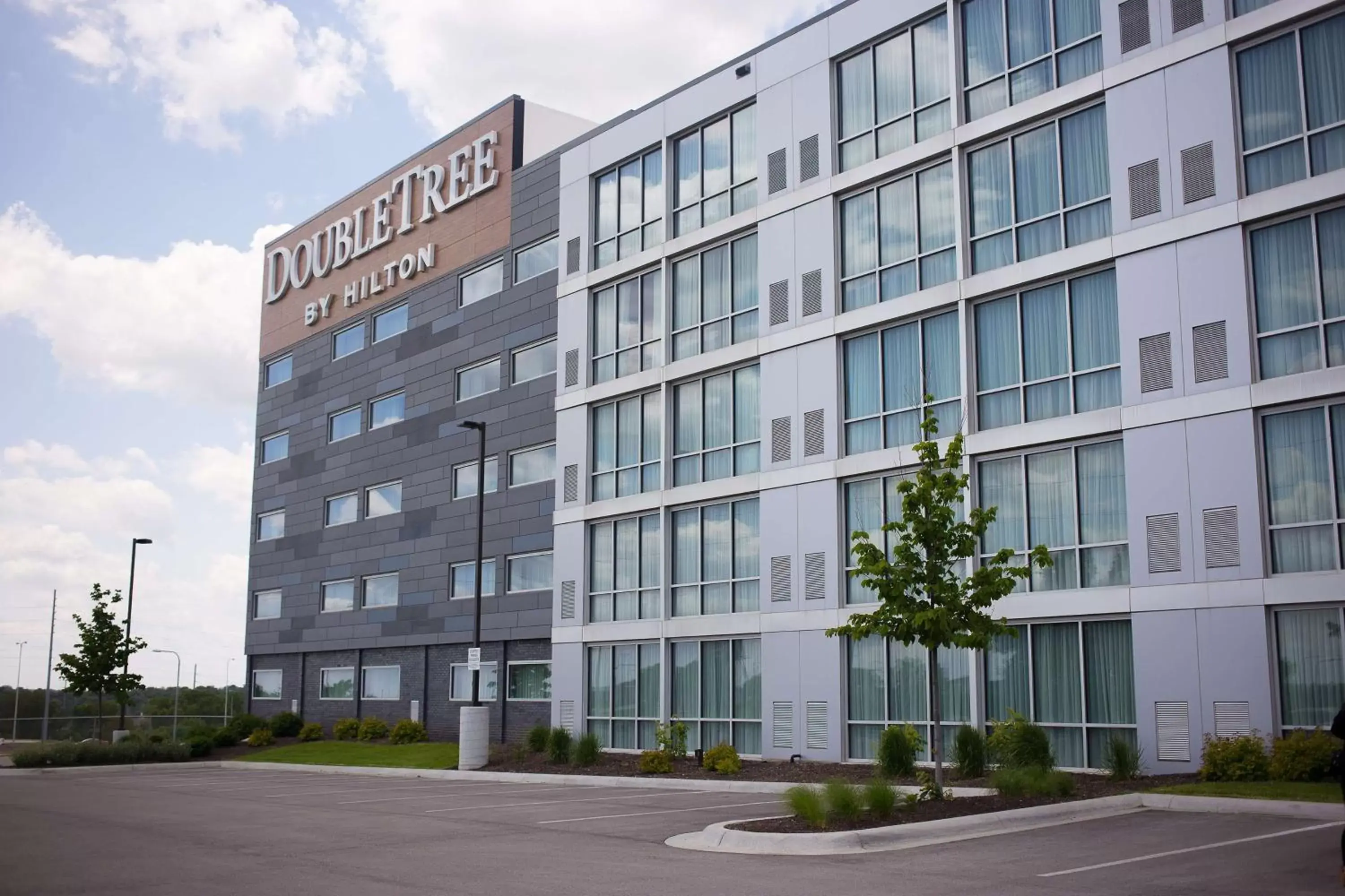 Property building in Doubletree By Hilton Omaha Southwest, Ne Property building in Doubletree By Hilton Omaha Southwest, Ne
