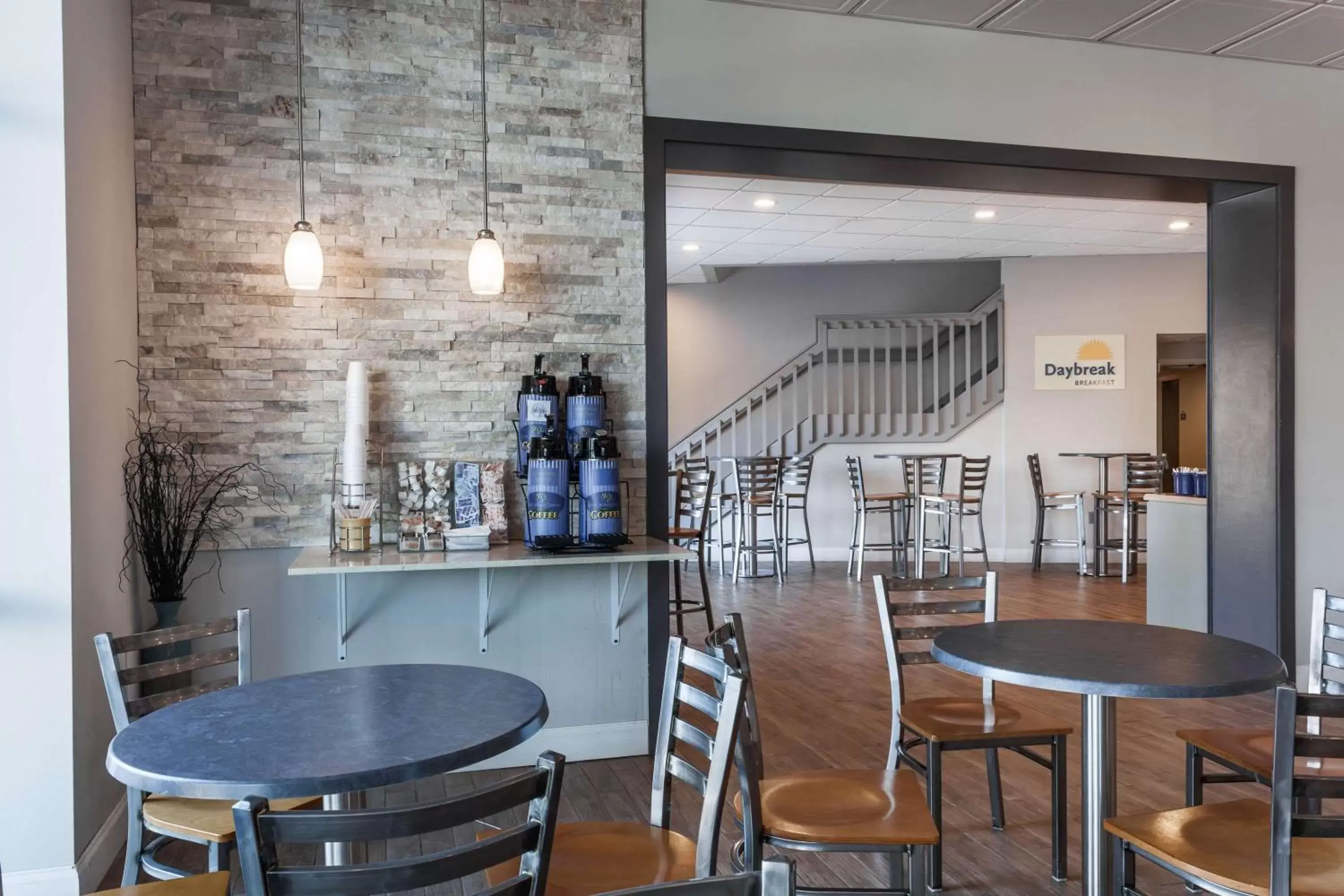 Restaurant/places to eat, Lounge/Bar in Days Inn & Suites by Wyndham Lancaster Amish Country