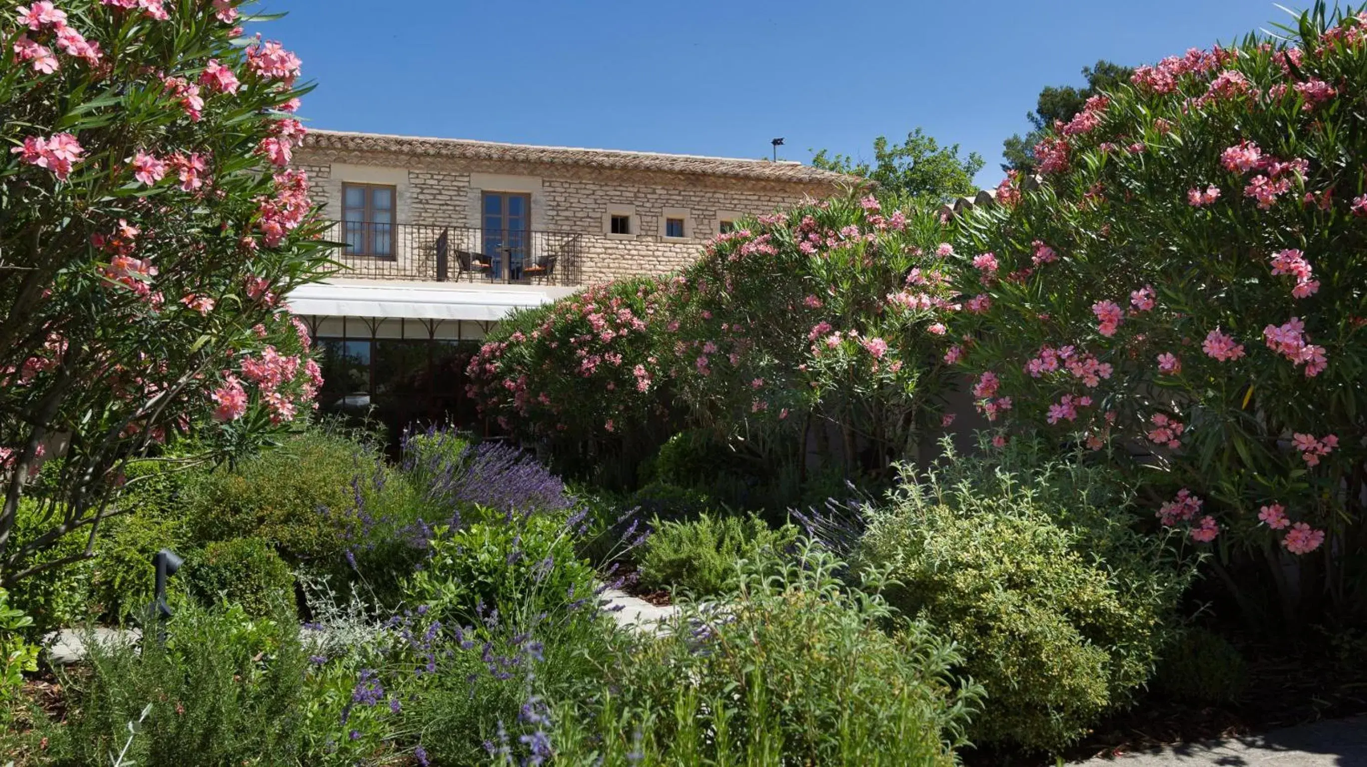 Patio, Property Building in Le Jas de Gordes