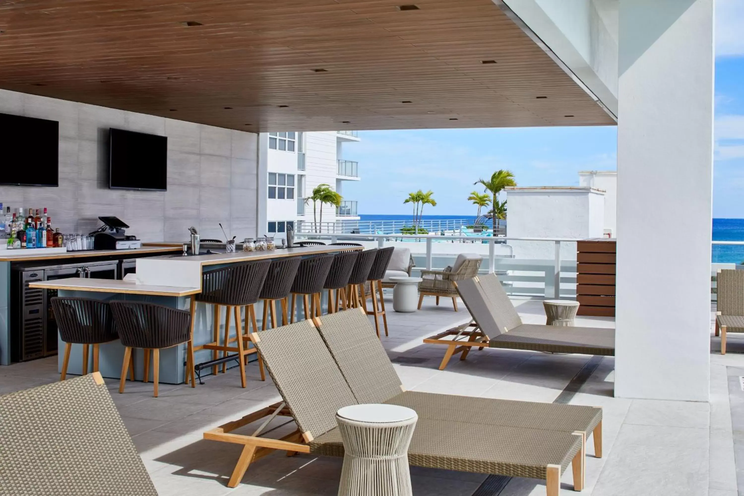 Swimming pool, Restaurant/Places to Eat in AC Hotel by Marriott Fort Lauderdale Beach