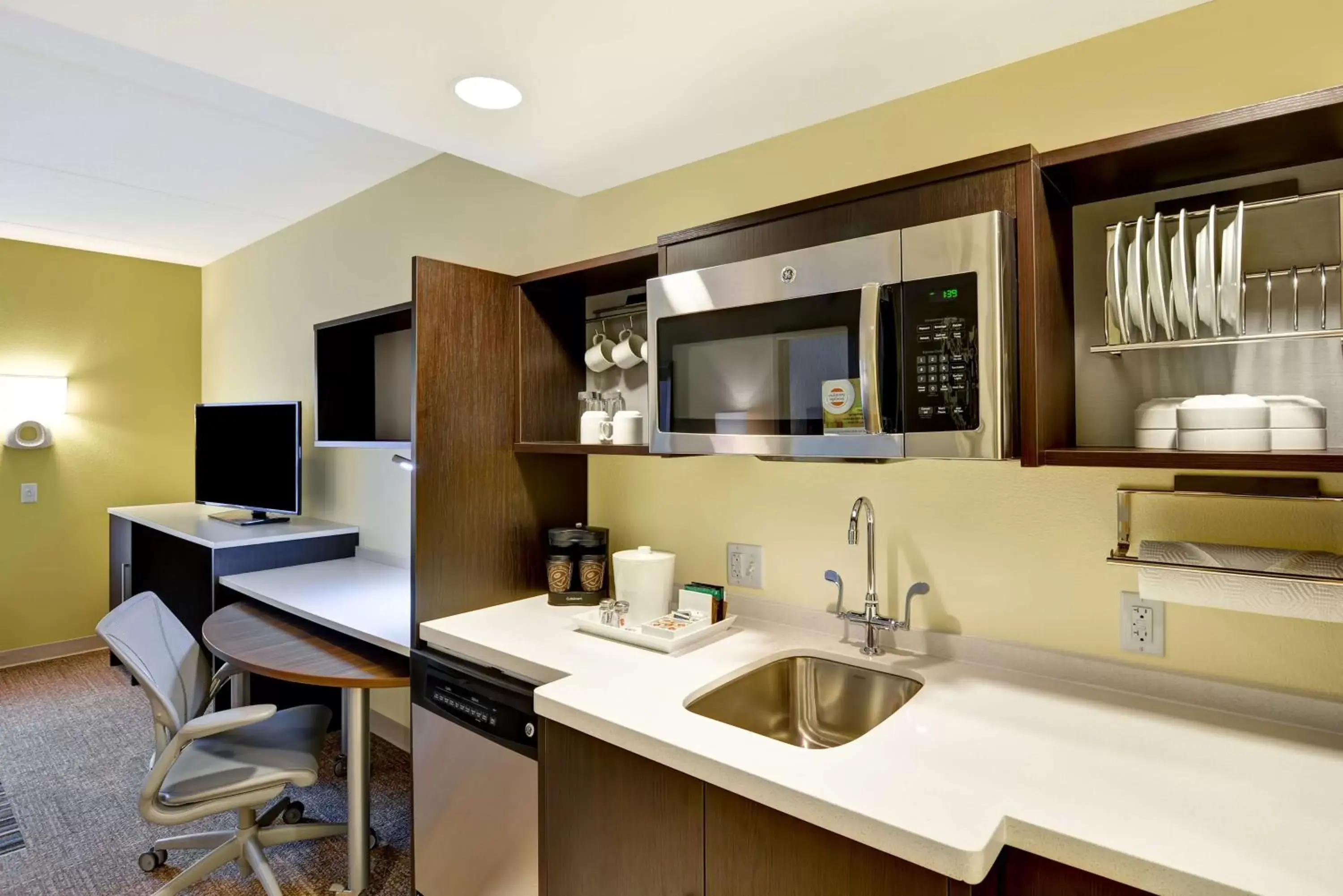 Bedroom, Kitchen/Kitchenette in Home2 Suites By Hilton Dickson City Scranton