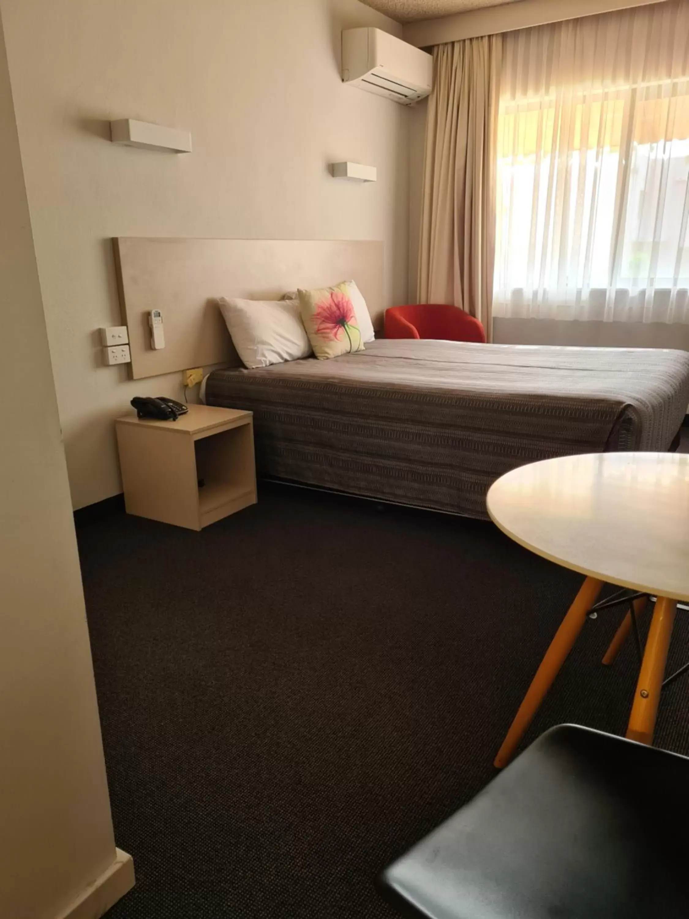 Bed in Belconnen Way Hotel & Serviced Apartments