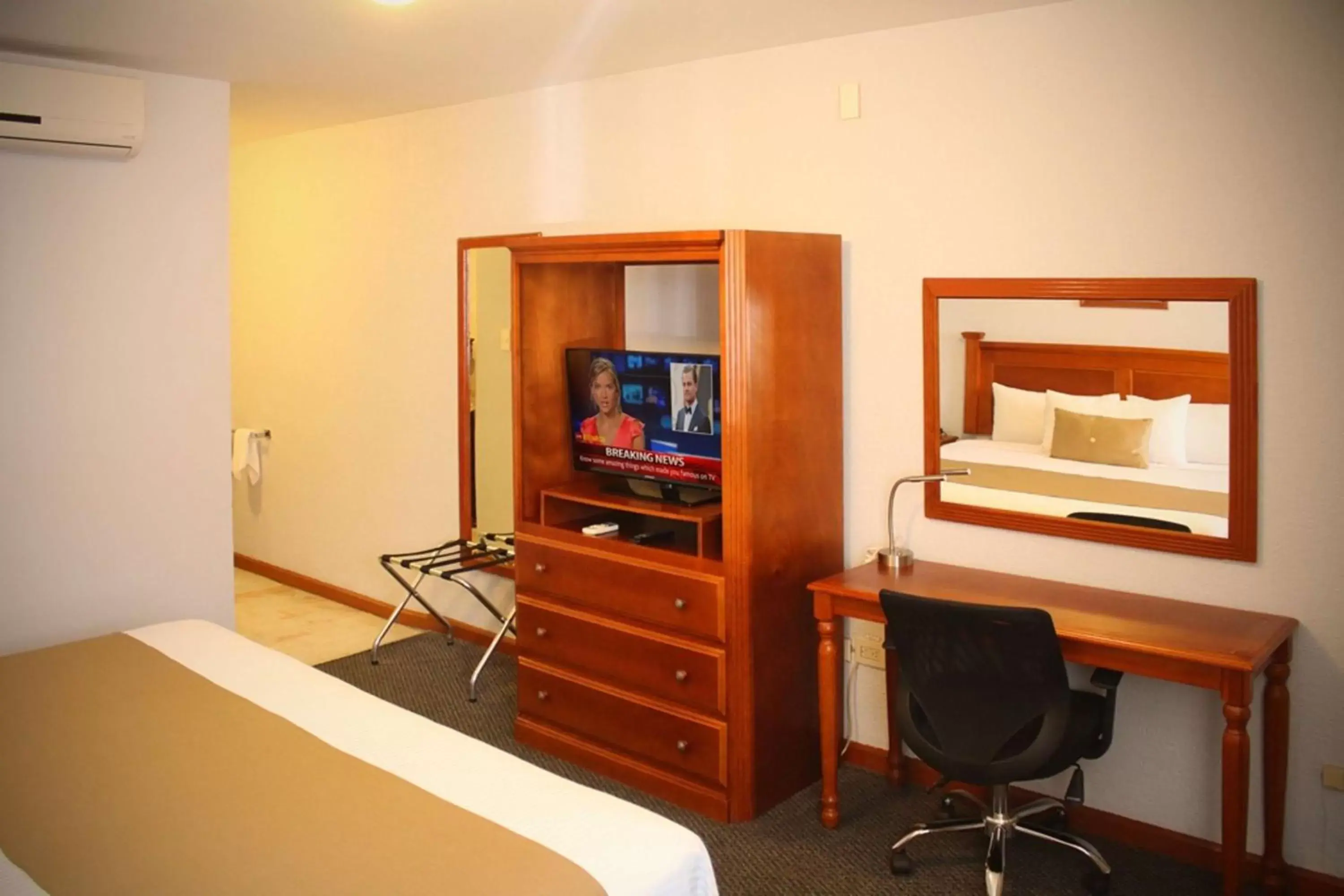 Photo of the whole room, TV/Entertainment Center in Best Western Plus Plaza Vizcaya