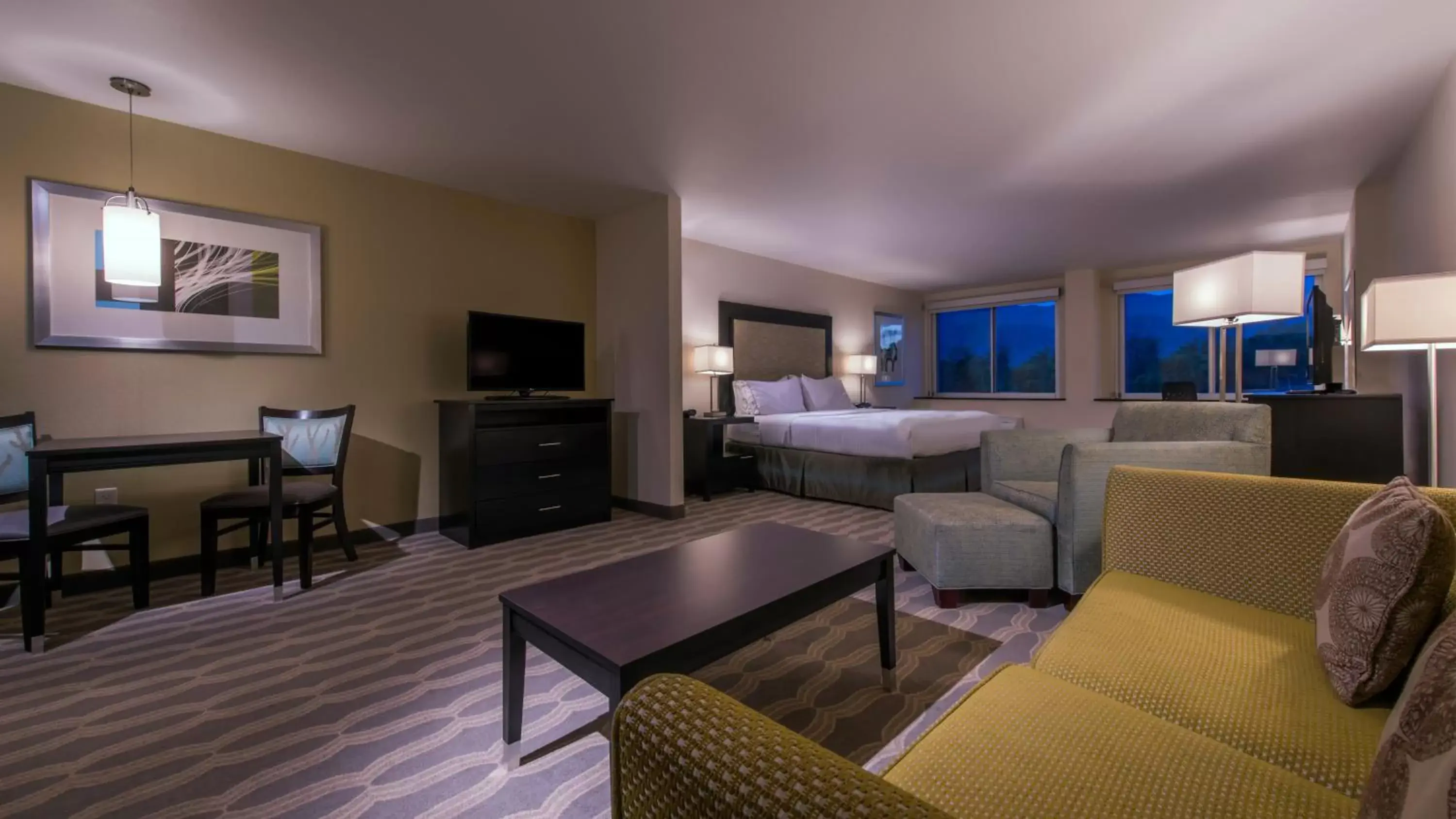 Bedroom, Seating Area in Holiday Inn Express & Suites Colorado Springs Central, an IHG Hotel