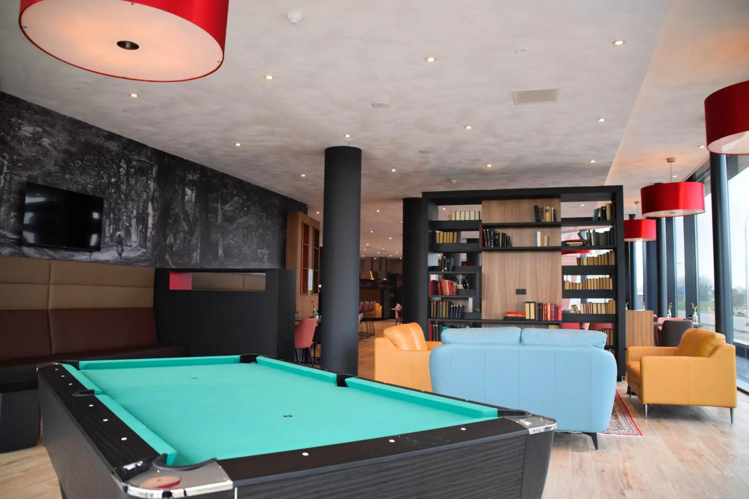 Communal lounge/ TV room, Billiards in Bastion Hotel Amersfoort