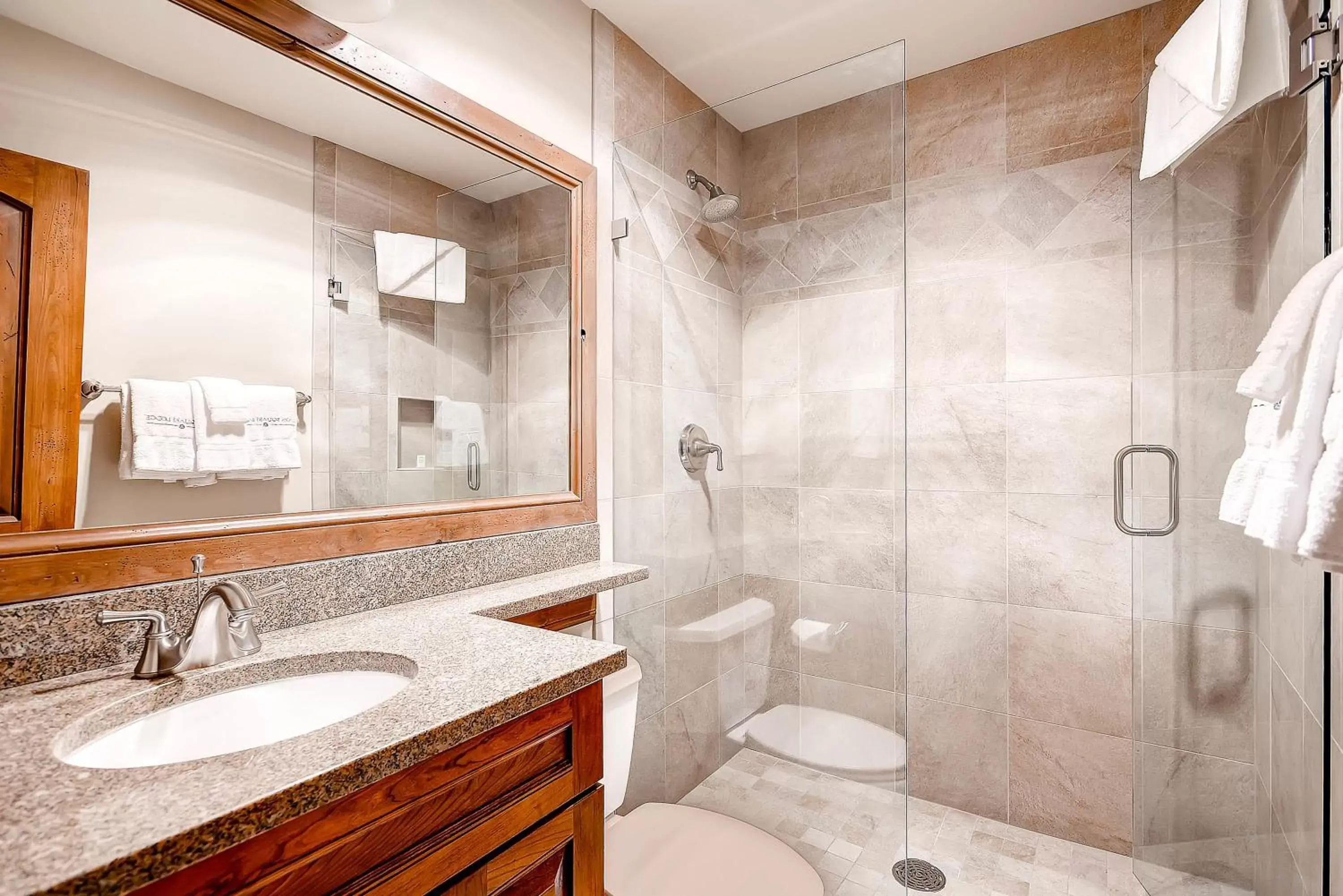 Shower, Bathroom in Lion Square Lodge