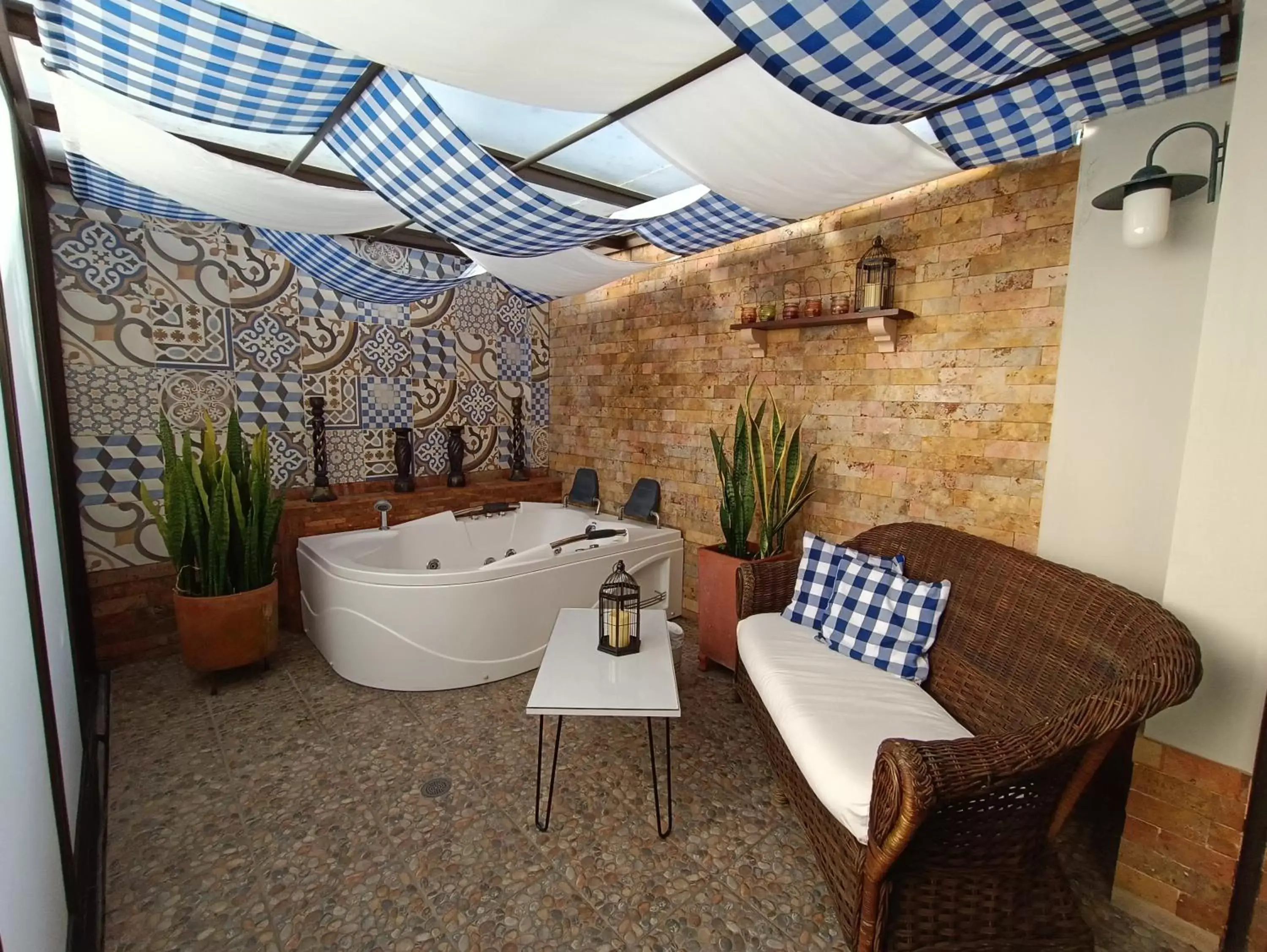 Balcony/Terrace, Bathroom in Hotel Boutique Confort Suites