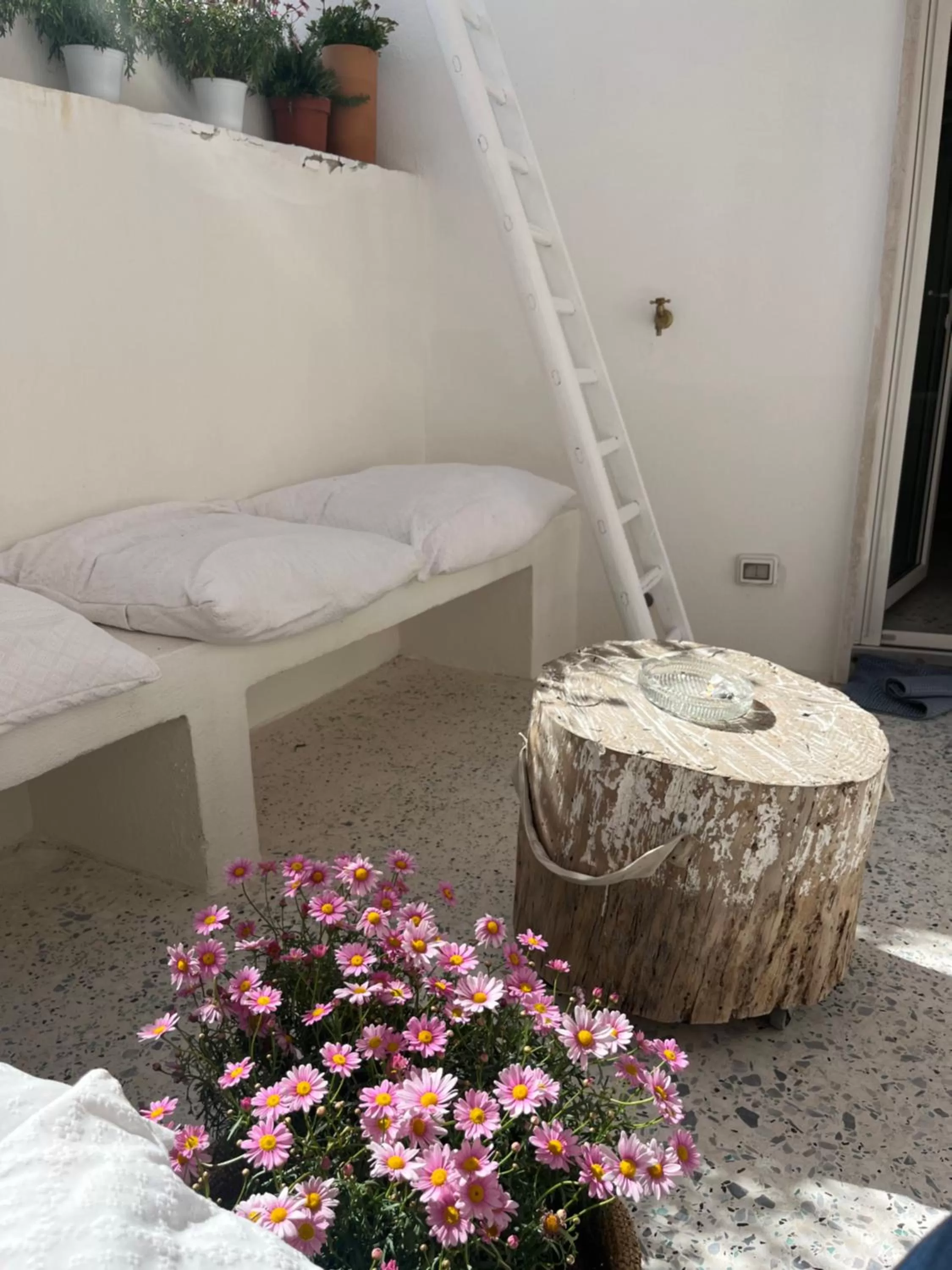 Bed in Hydria guest house art gallery