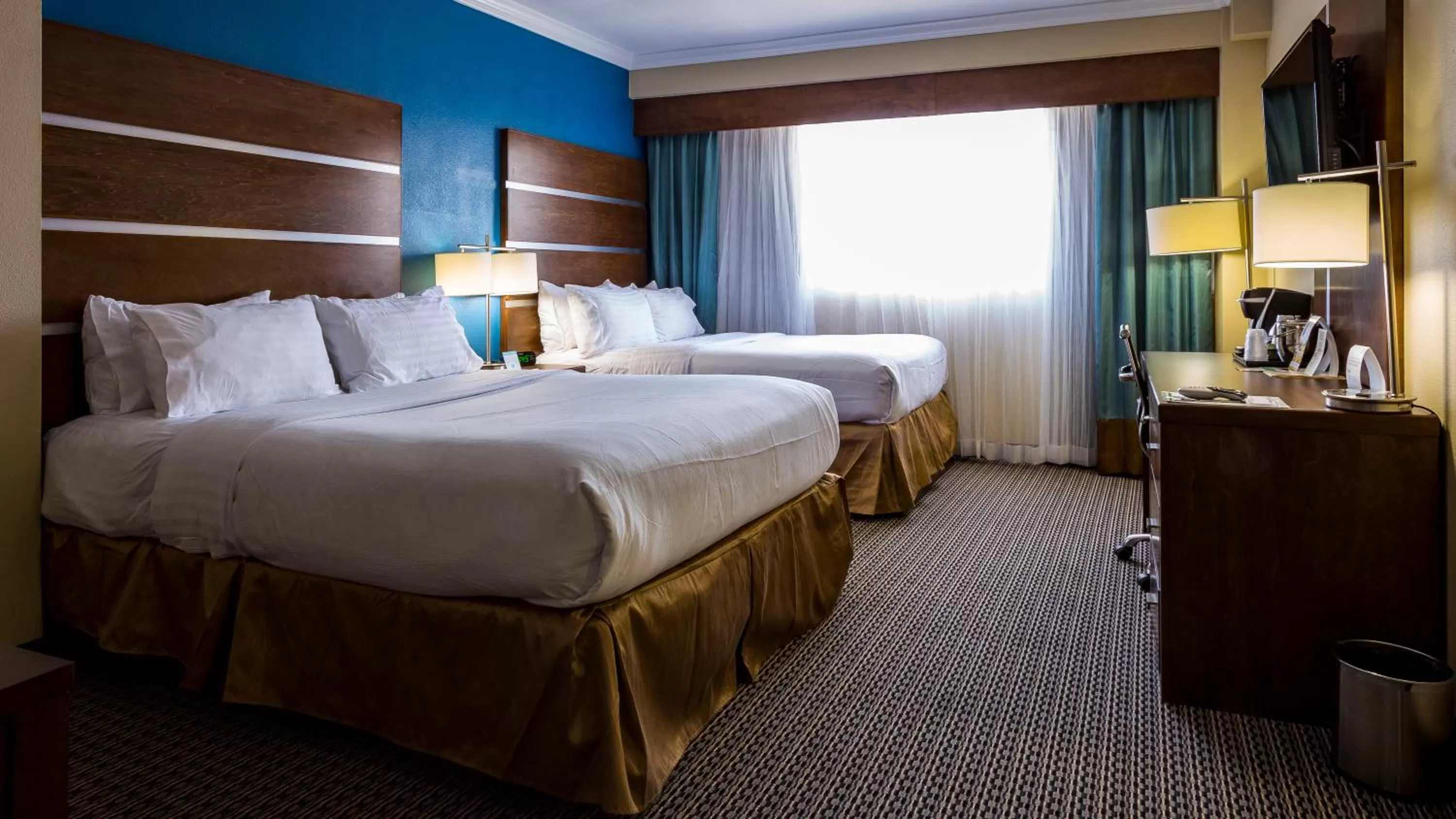 Day, Bed in Holiday Inn Houston Downtown by IHG