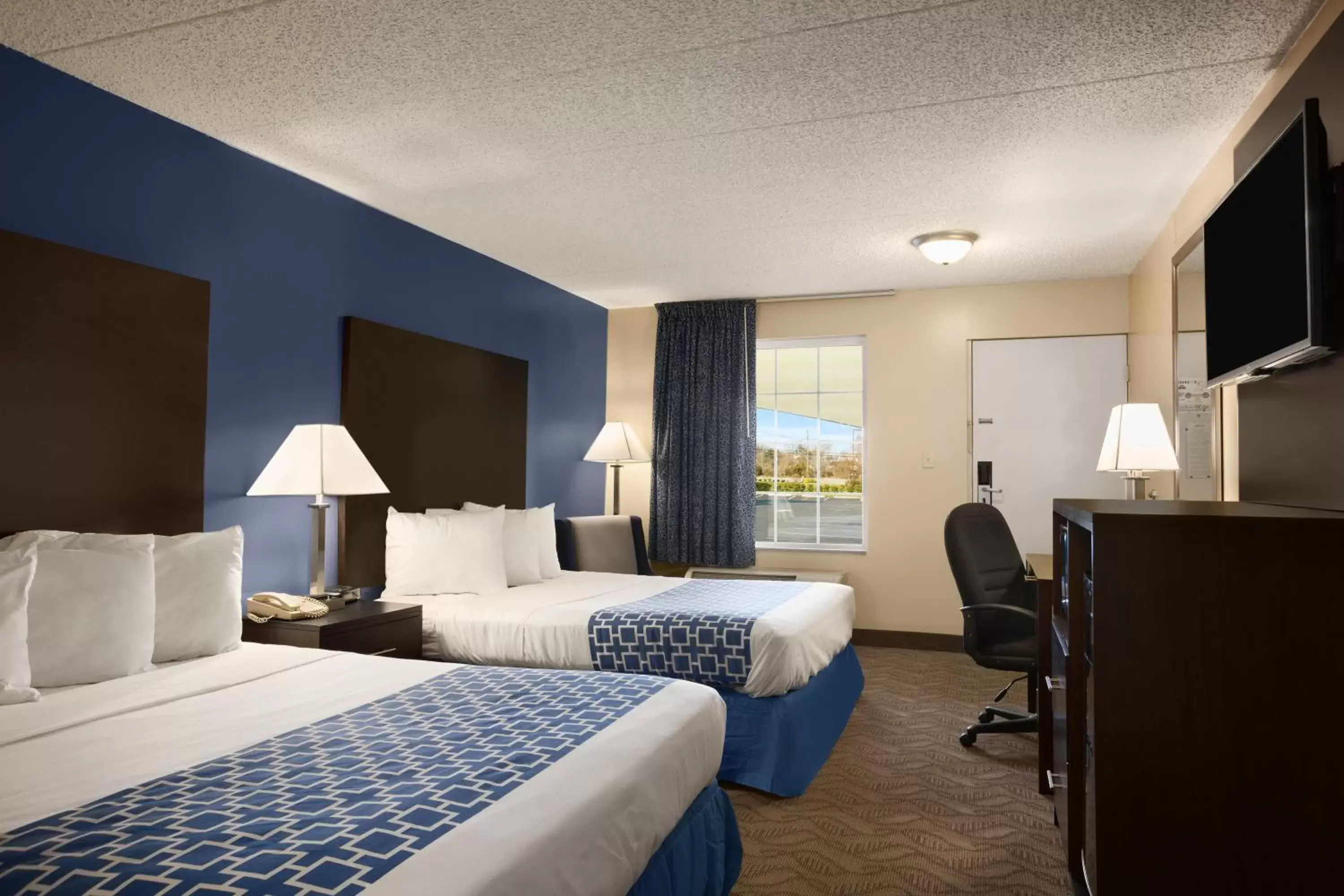 Bedroom in Days Inn & Suites by Wyndham Cherry Hill - Philadelphia