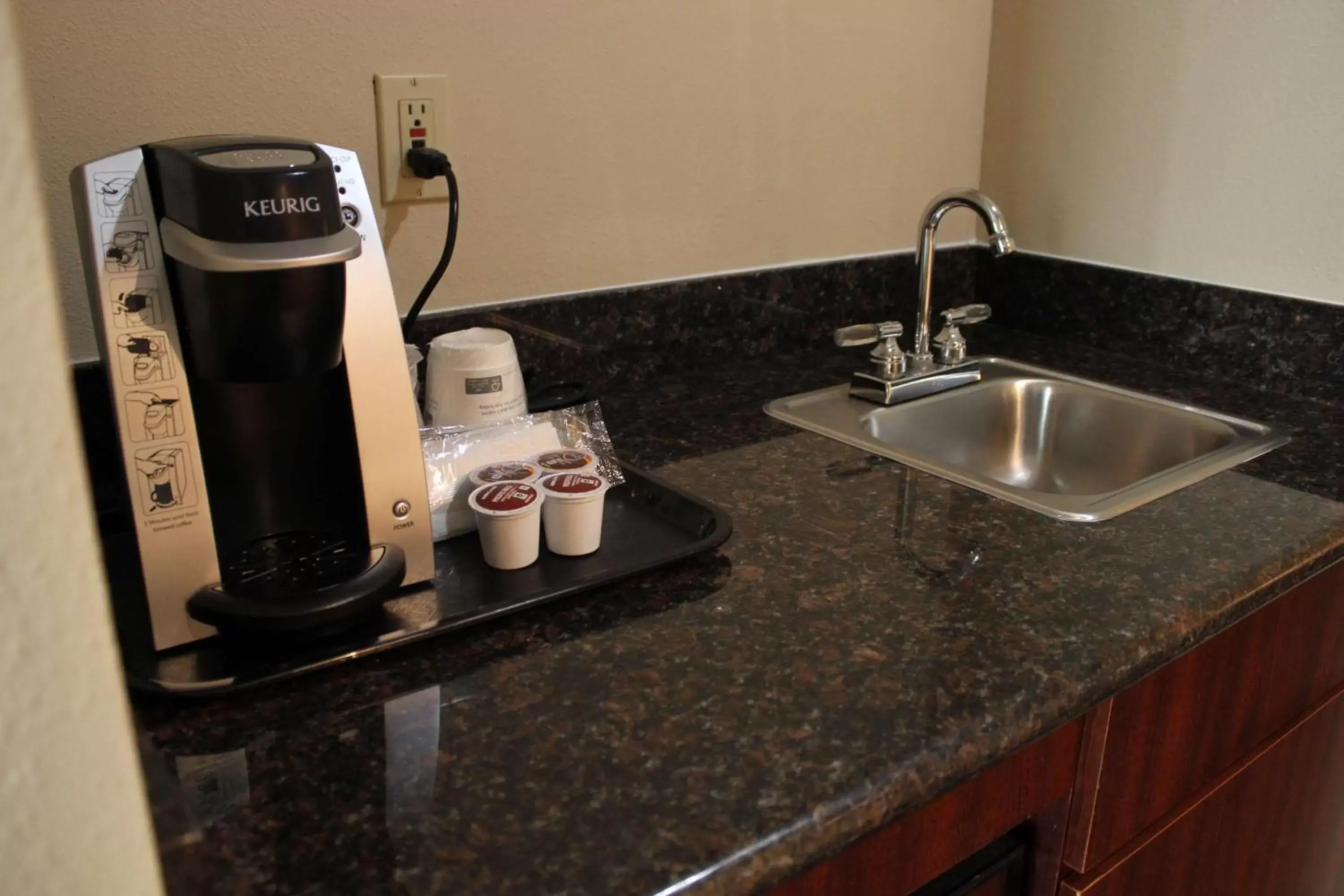 Photo of the whole room, Coffee/Tea Facilities in Best Western Sky Valley Inn