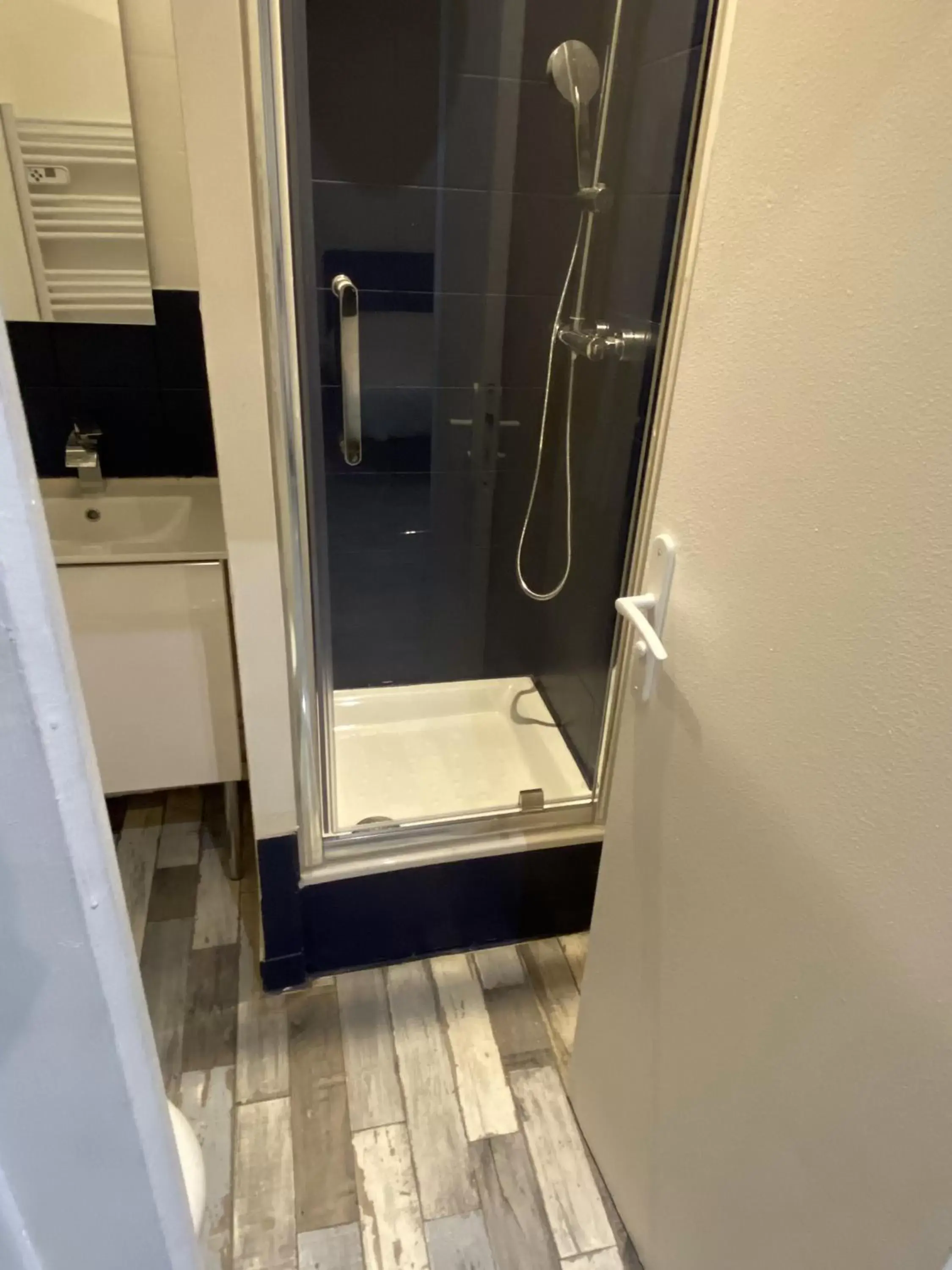 Shower, Bathroom in Lh Rooms Location