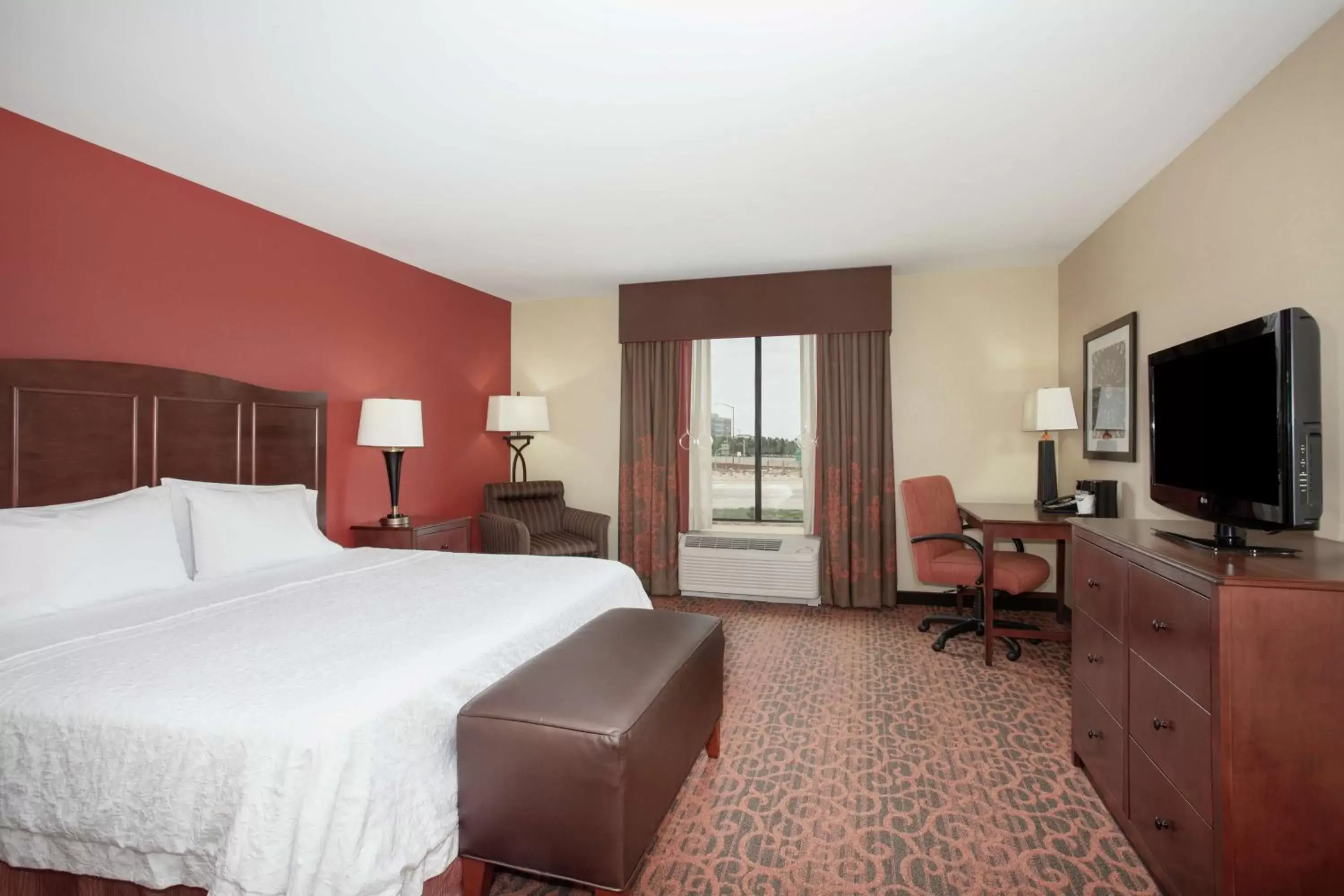 Bedroom, TV/Entertainment Center in Hampton Inn and Suites Denver/South-RidgeGate