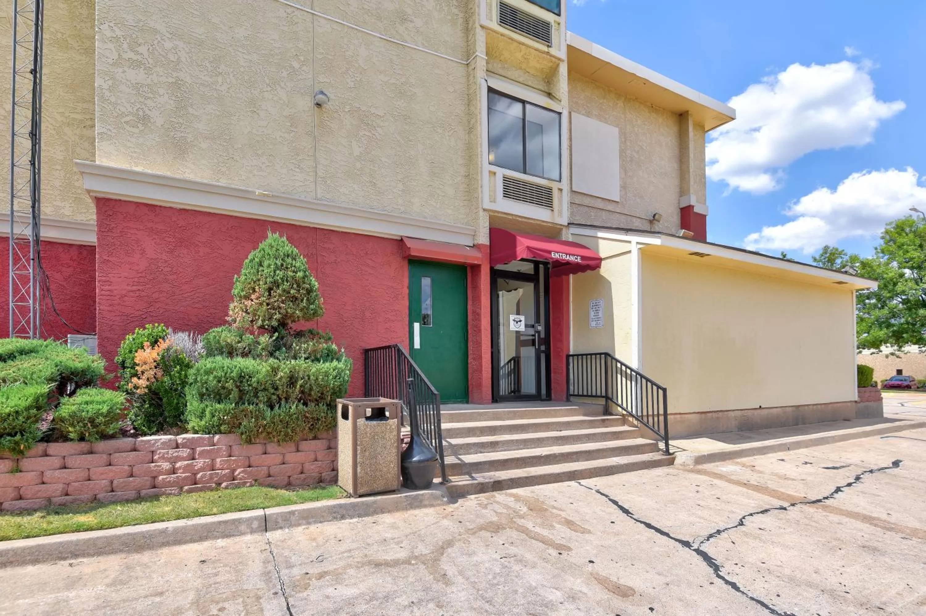 Facade/entrance in Ramada by Wyndham Oklahoma City Airport North