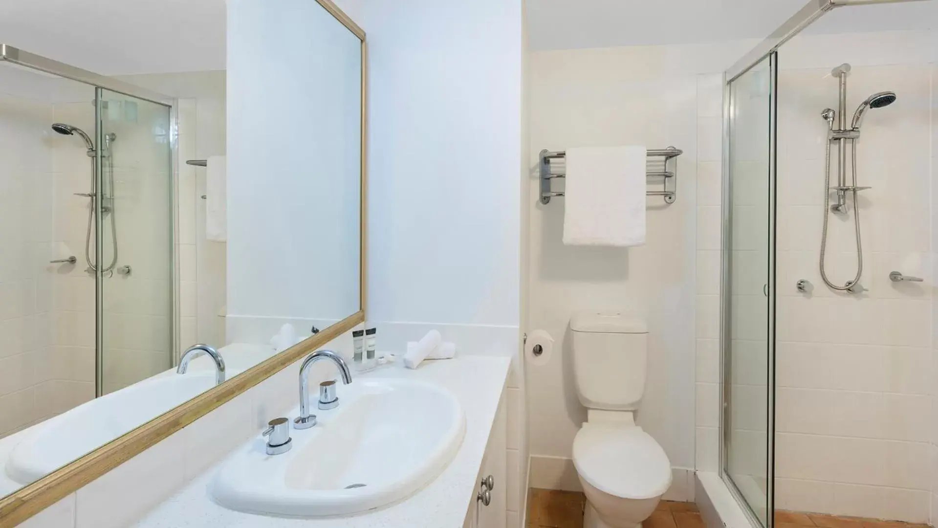 Toilet, Bathroom in Oaks Gold Coast Calypso Plaza Suites