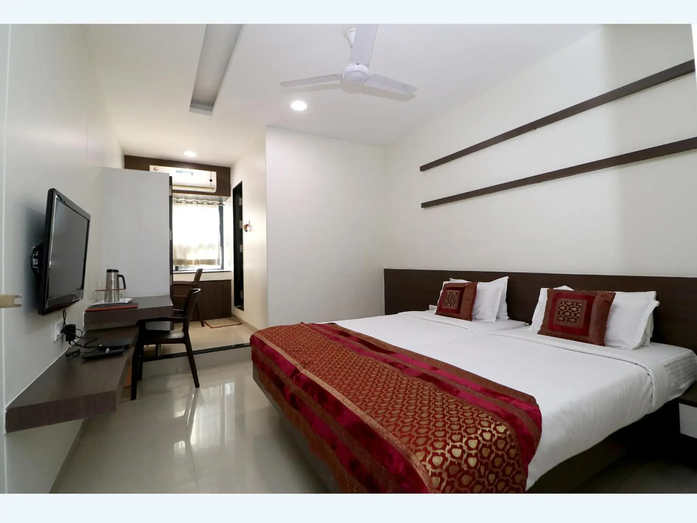 Bedroom, Bed in Hotel Girnar