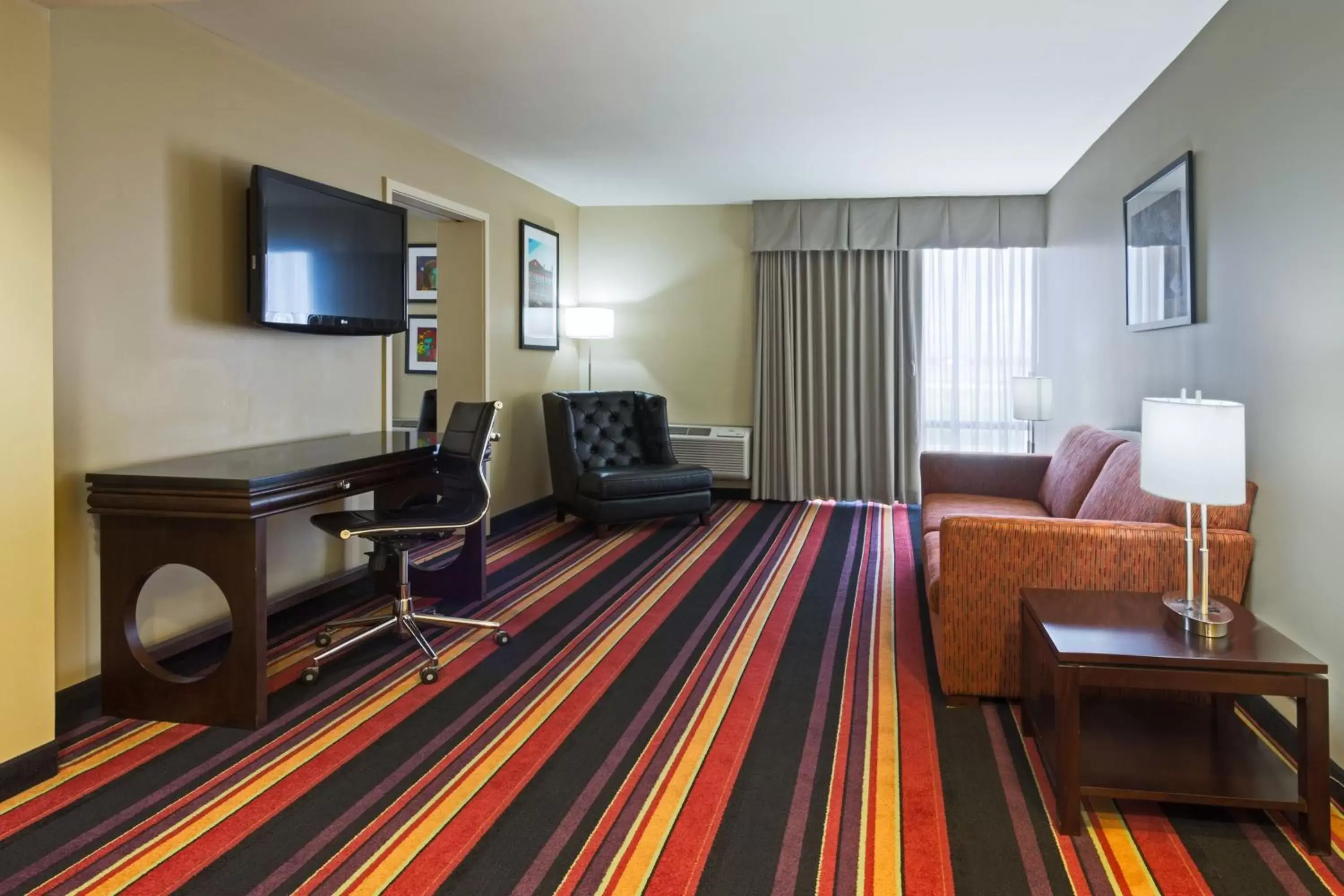Photo of the whole room, TV/Entertainment Center in Clarion Hotel New Orleans - Airport & Conference Center