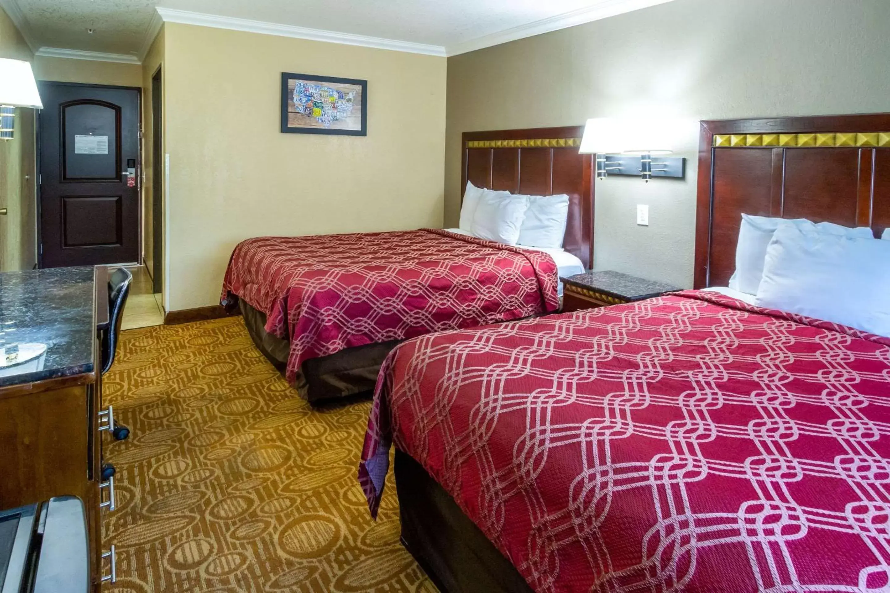 Photo of the whole room, Bed in Econo Lodge Inn & Suites Fallbrook Downtown