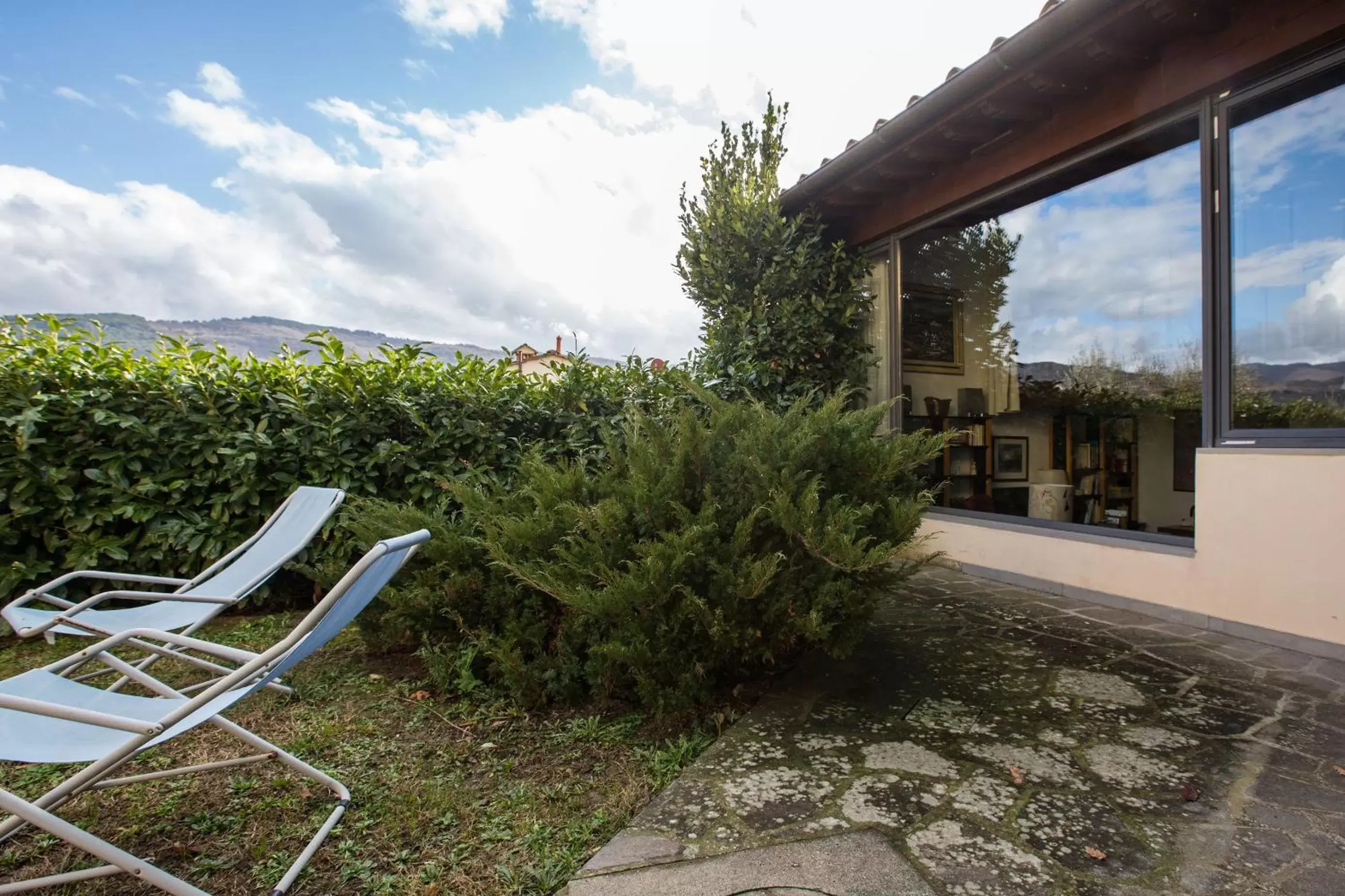 Garden view in Independent loft on Florence's hills