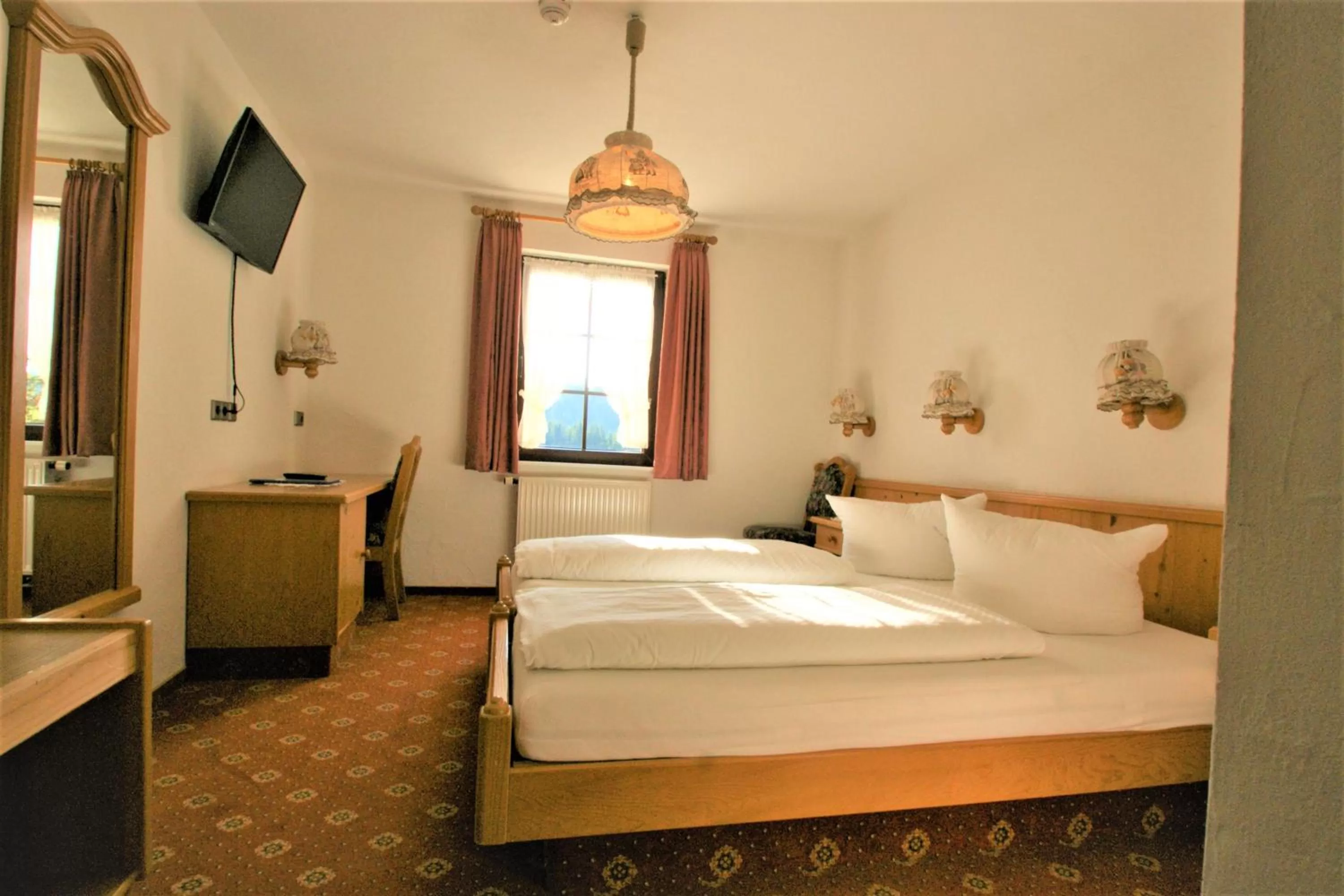Photo of the whole room, Bed in ZUR TRAUBE Schwarzwaldhotel & Restaurant am Titisee