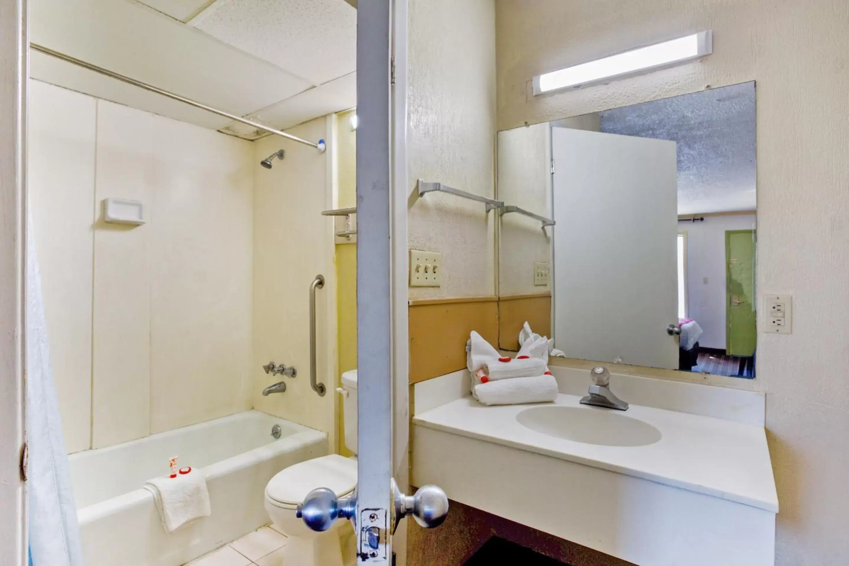Bathroom in OYO Hotel Pensacola I-10 & Hwy 29