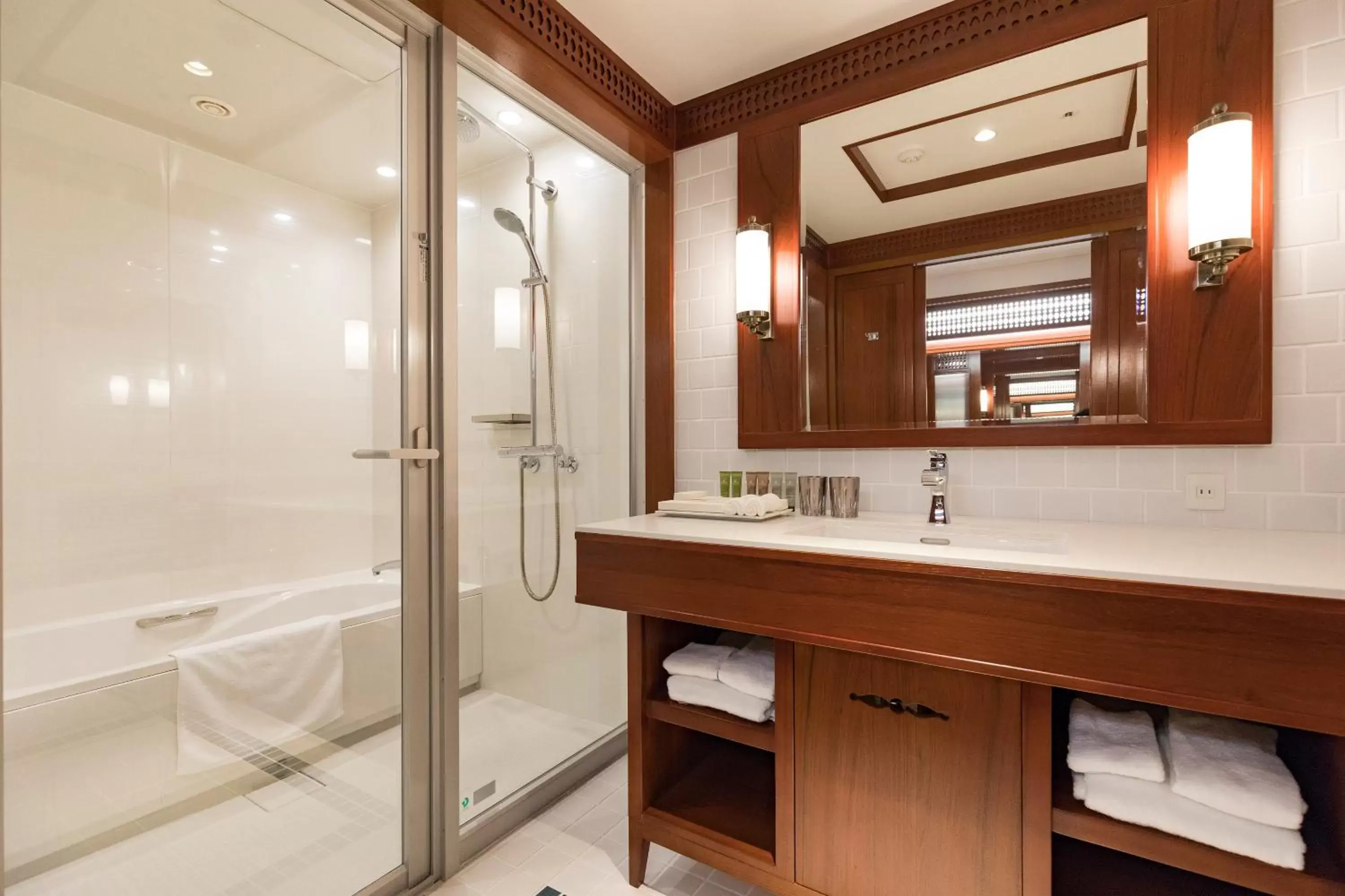Toilet, Bathroom in Premier Hotel Mojiko