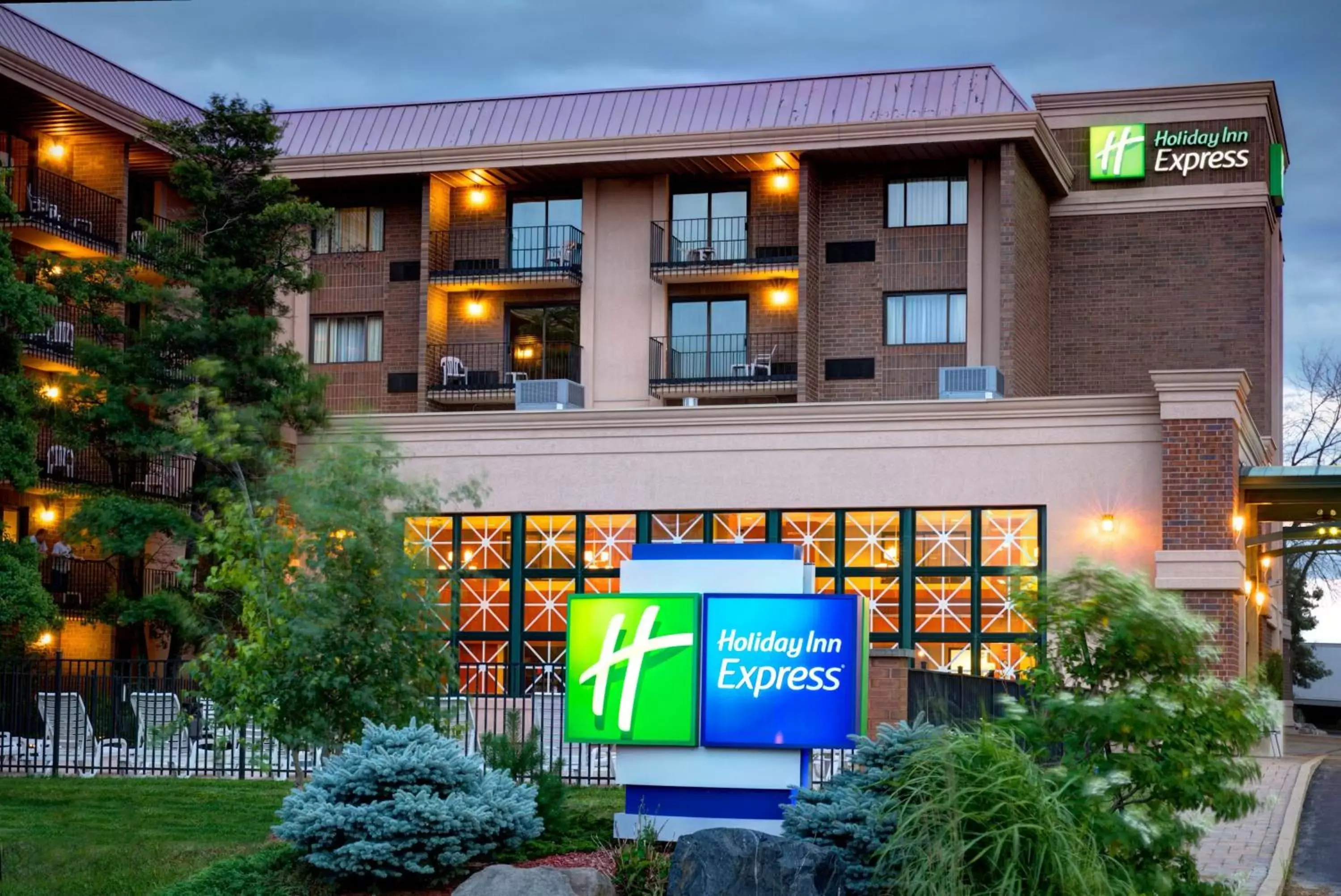 Property Building in Holiday Inn Express Schaumburg-Rolling Meadows, an IHG Hotel