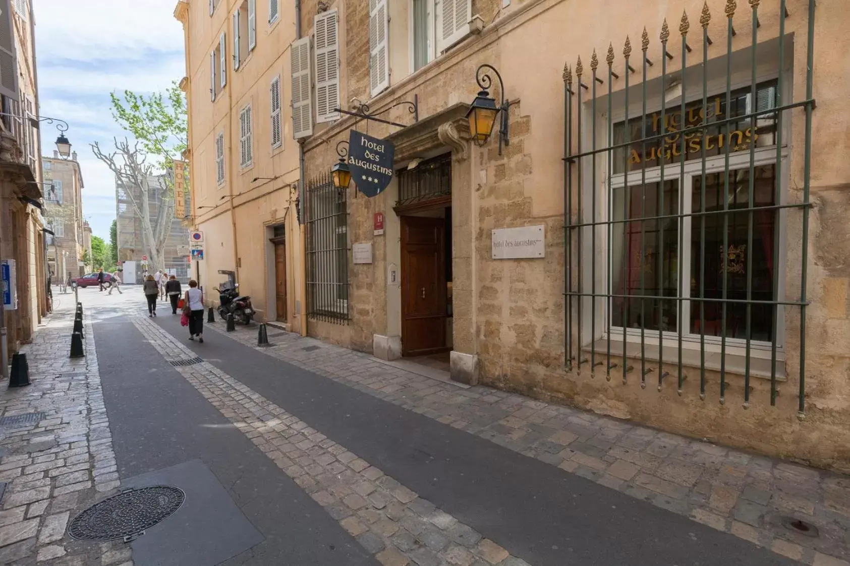 Facade/entrance in Hôtel des Augustins