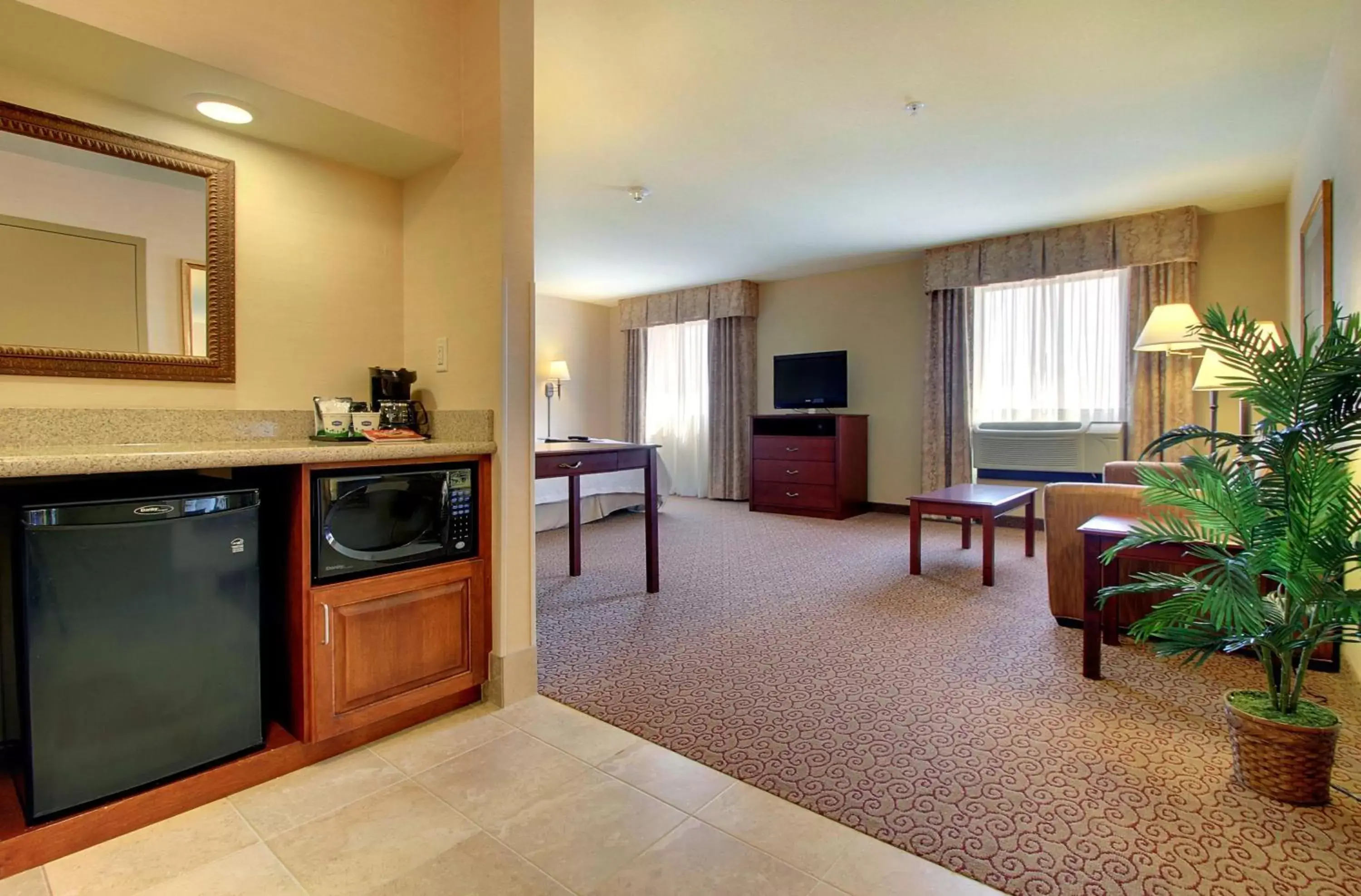 Bed, TV/Entertainment Center in Hampton Inn & Suites West Bend