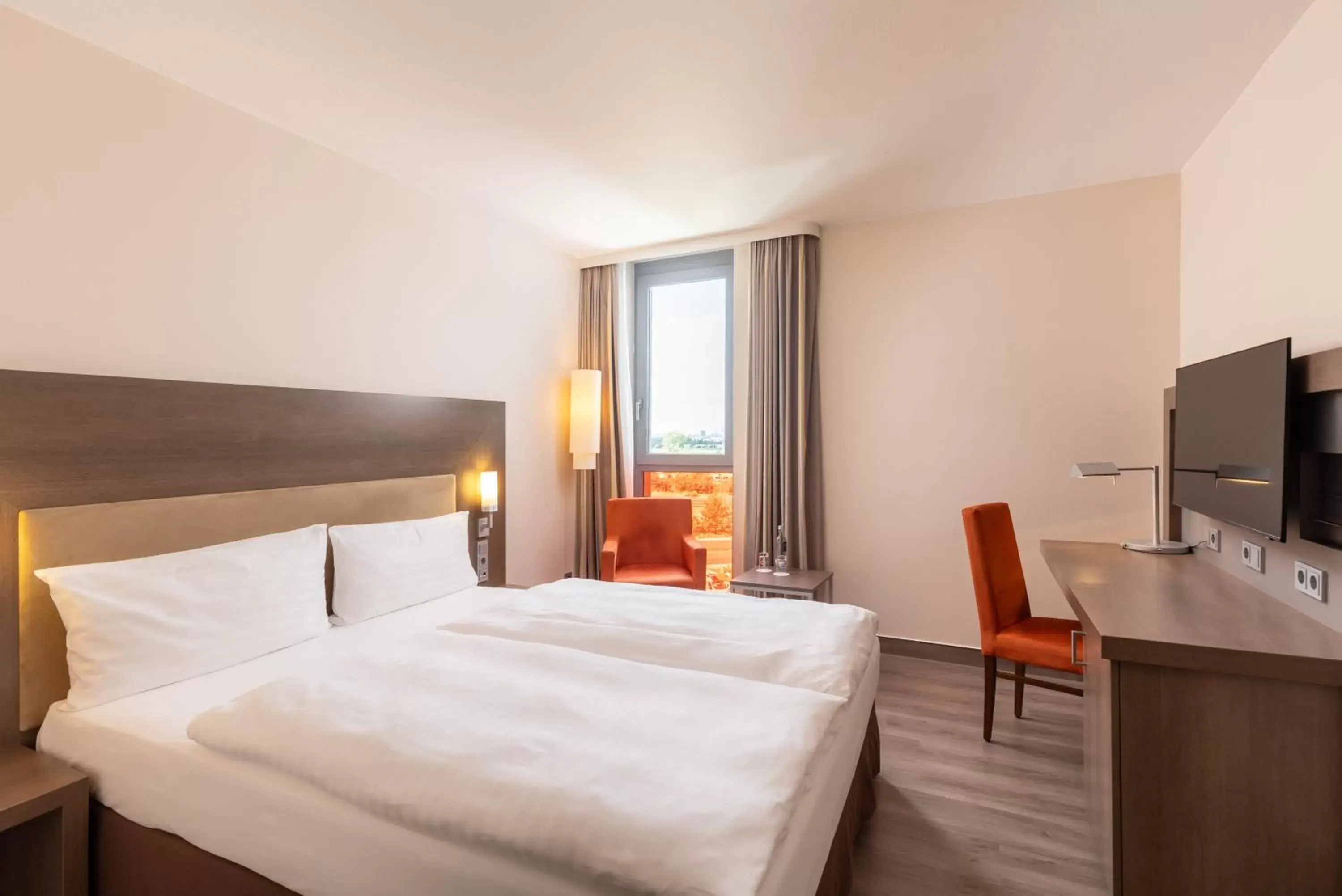 View (from property/room), Bed in IntercityHotel Berlin Airport Area North