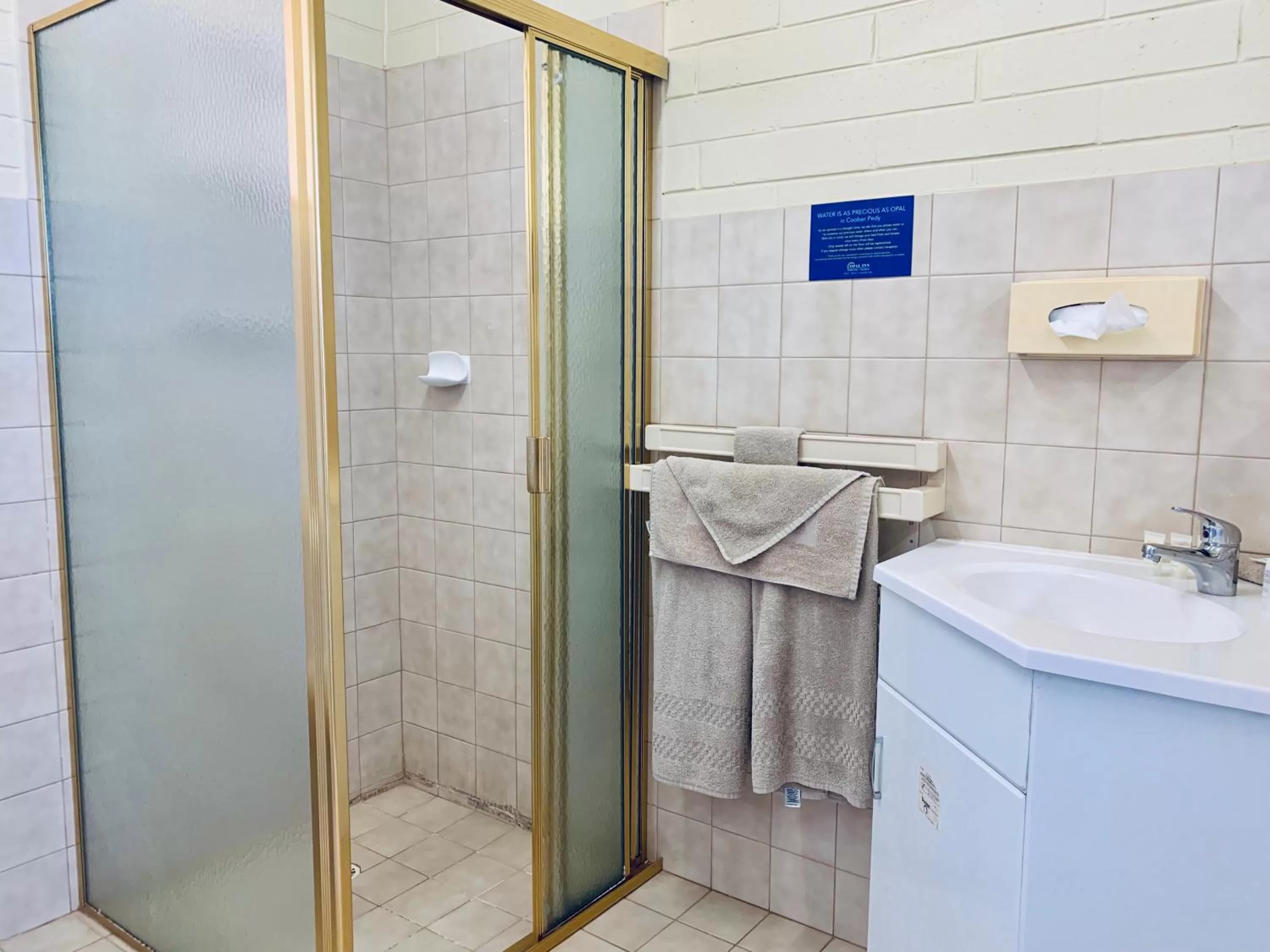 Bathroom in Opal Inn Hotel, Motel, Caravan Park