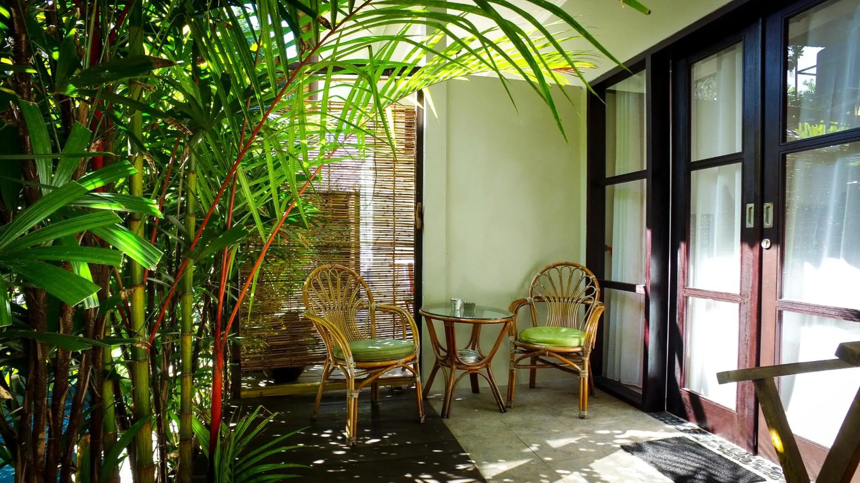 Shower, Patio/Outdoor Area in Kembali Lagi Guest House