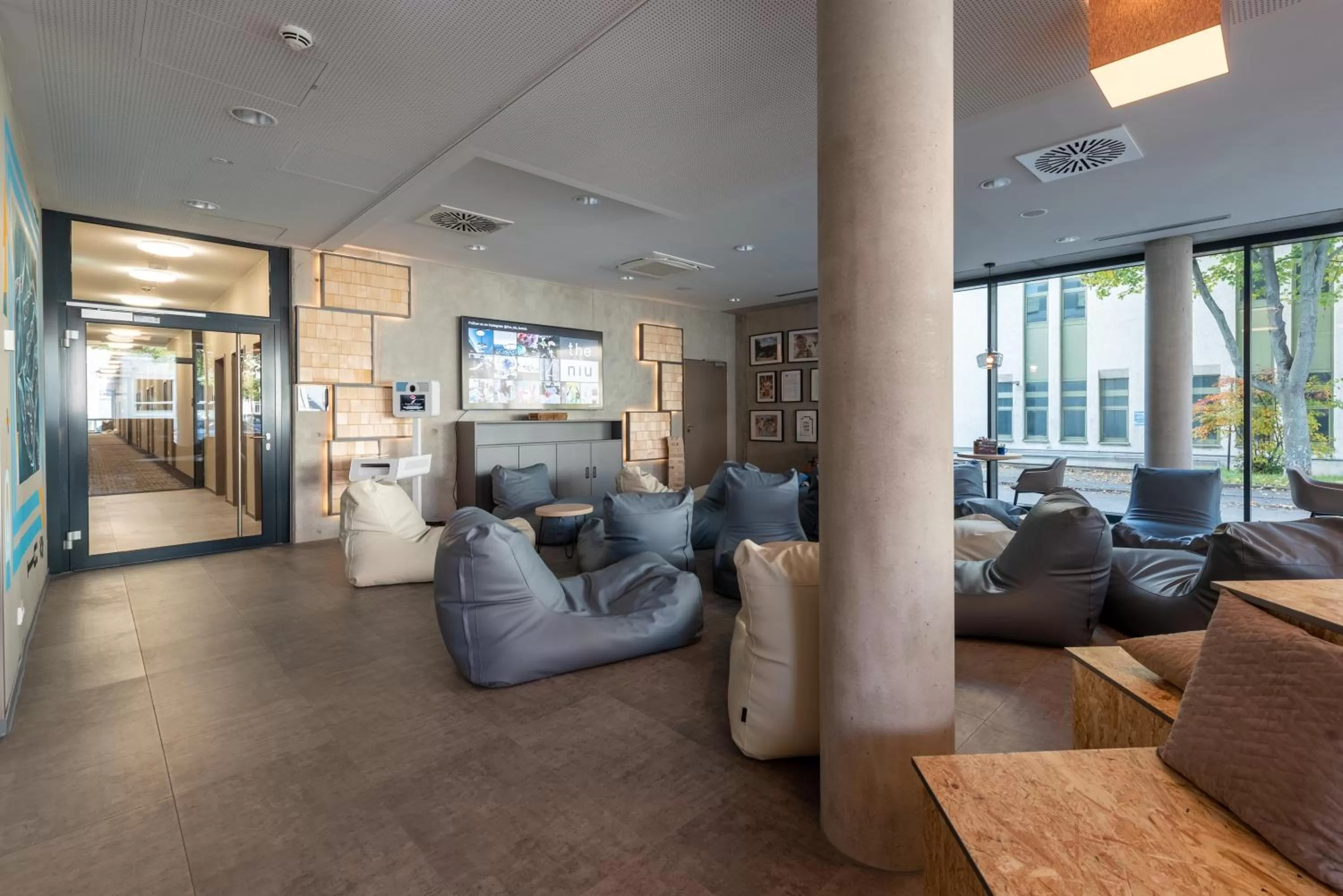 Lounge or bar in Holiday Inn - the niu, Timber Esslingen by IHG