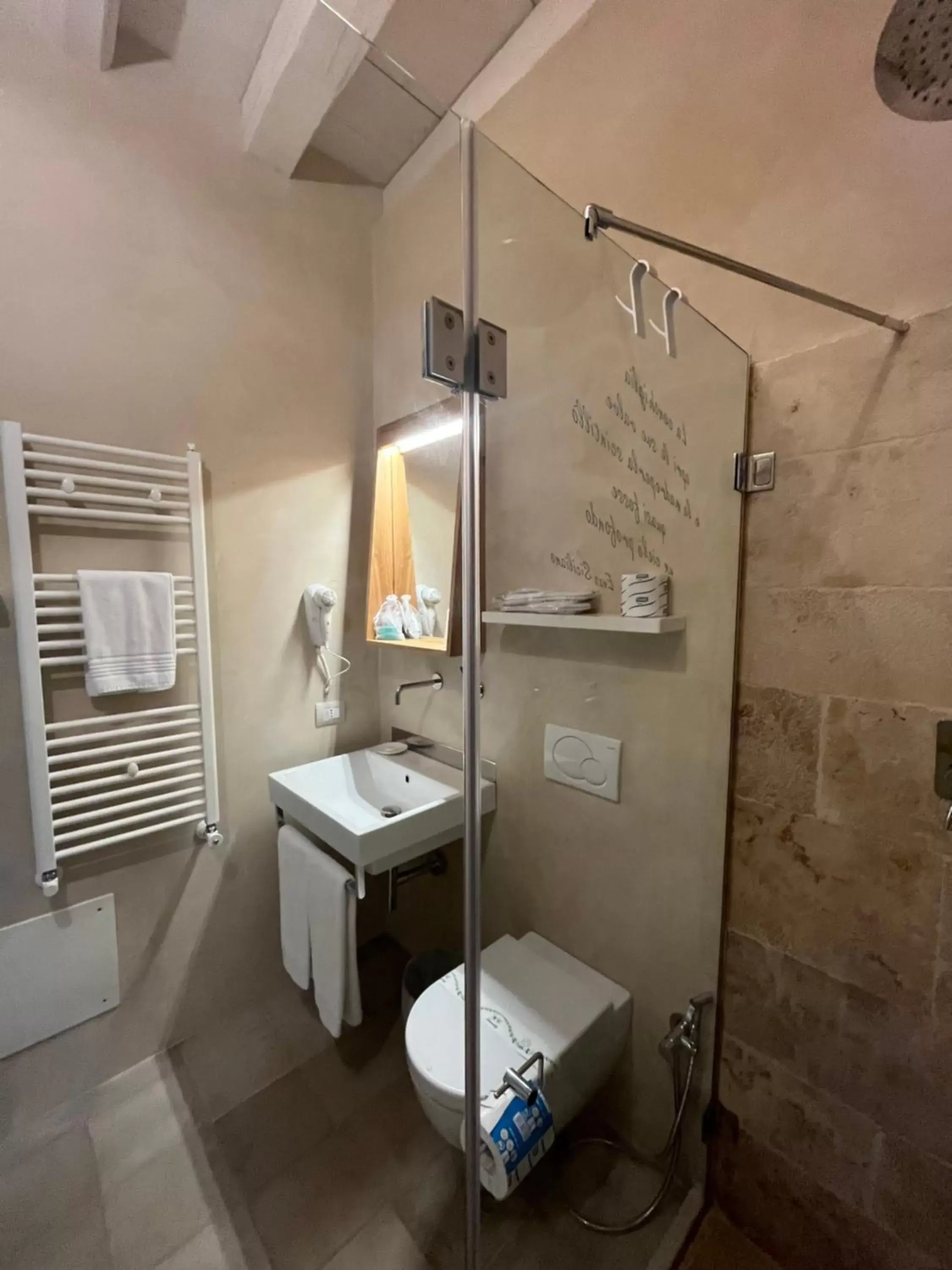 Bathroom in Antico Mondo Rooms & Suites